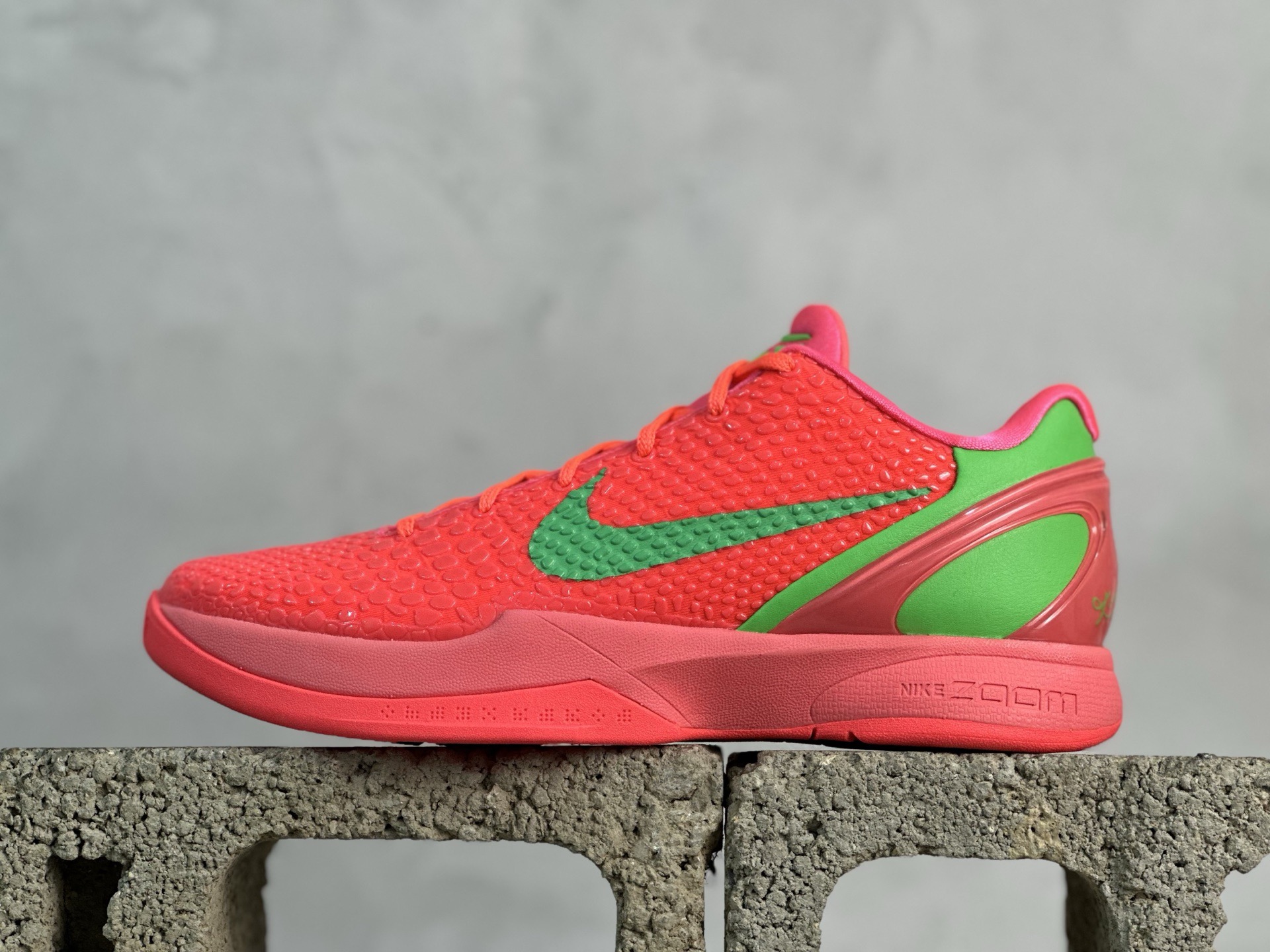 GX💰480 放店私
NK Zoom Kobe 6 Protro 科比六代  WNBA全明星PE 圈内顶级批次 完美复刻公司货 前掌超大Zoom Turbo气垫 后掌EVA缓震 真正的原汁原味 还原ZP脚感 全身鞋材卡料色独家定制 唯一正确喷漆工艺Swoosh 正确凹凸蛇鳞工艺 正确鞋面渐变效果 内全置真动飞态线 独立原厂模具 最大尺码达到48.5码 首批不拼图大几率过验 亲测已过 支持各种高强度实战 无需担心 上脚价 补货周期极长 脚宽建议买大半码 科比系列前掌偏窄 尺码：40 40.5 41 42 42.5 43 44 44.5 45 45.5 46 47.5 48.5