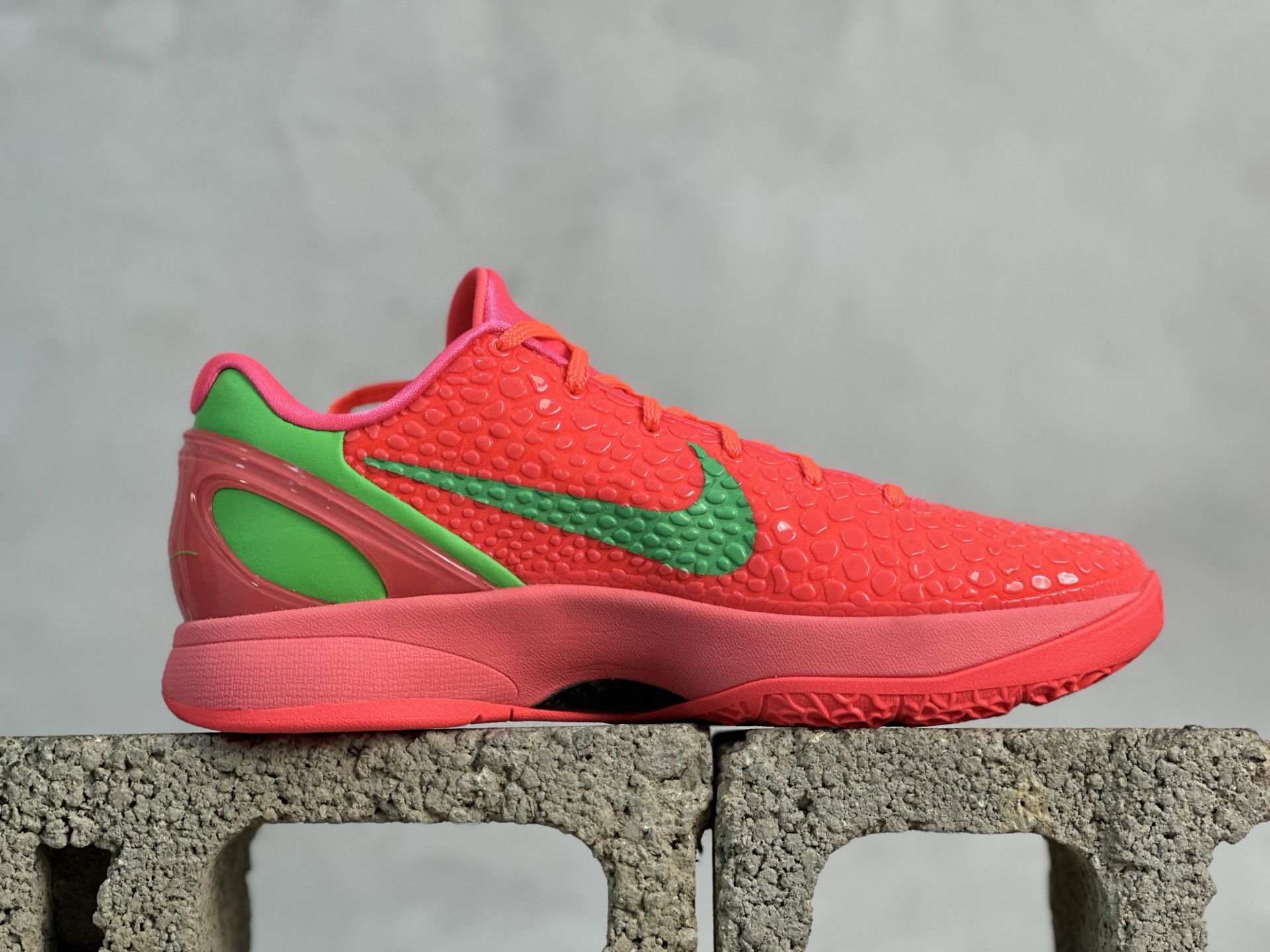 GX💰480 放店私
NK Zoom Kobe 6 Protro 科比六代  WNBA全明星PE 圈内顶级批次 完美复刻公司货 前掌超大Zoom Turbo气垫 后掌EVA缓震 真正的原汁原味 还原ZP脚感 全身鞋材卡料色独家定制 唯一正确喷漆工艺Swoosh 正确凹凸蛇鳞工艺 正确鞋面渐变效果 内全置真动飞态线 独立原厂模具 最大尺码达到48.5码 首批不拼图大几率过验 亲测已过 支持各种高强度实战 无需担心 上脚价 补货周期极长 脚宽建议买大半码 科比系列前掌偏窄 尺码：40 40.5 41 42 42.5 43 44 44.5 45 45.5 46 47.5 48.5