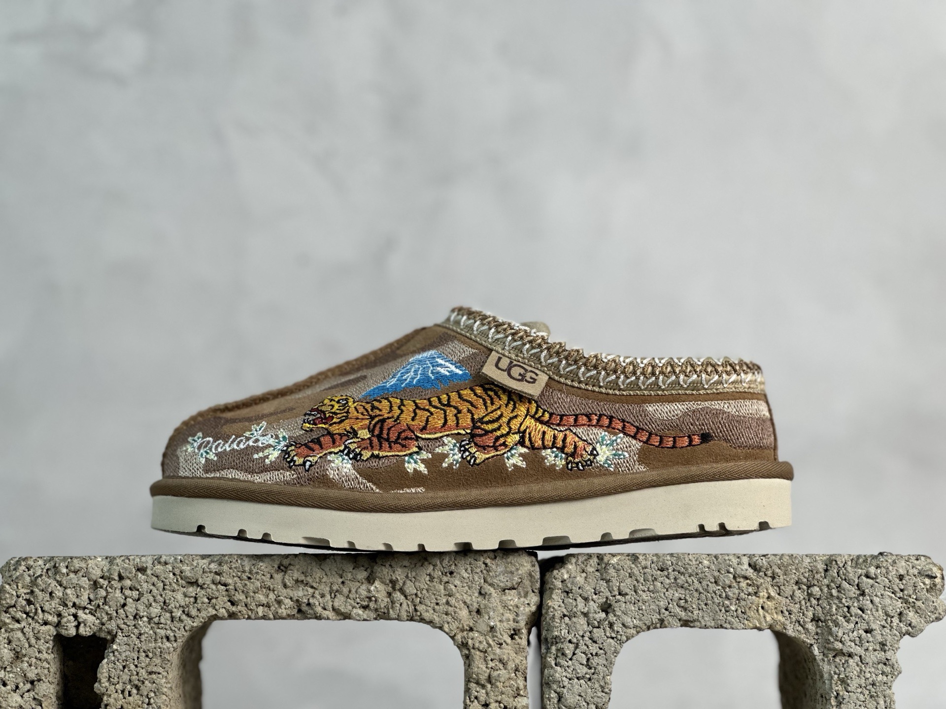 Top 放店私 UGG x Palace联名款 虎年限定 货号:1122553-CHE