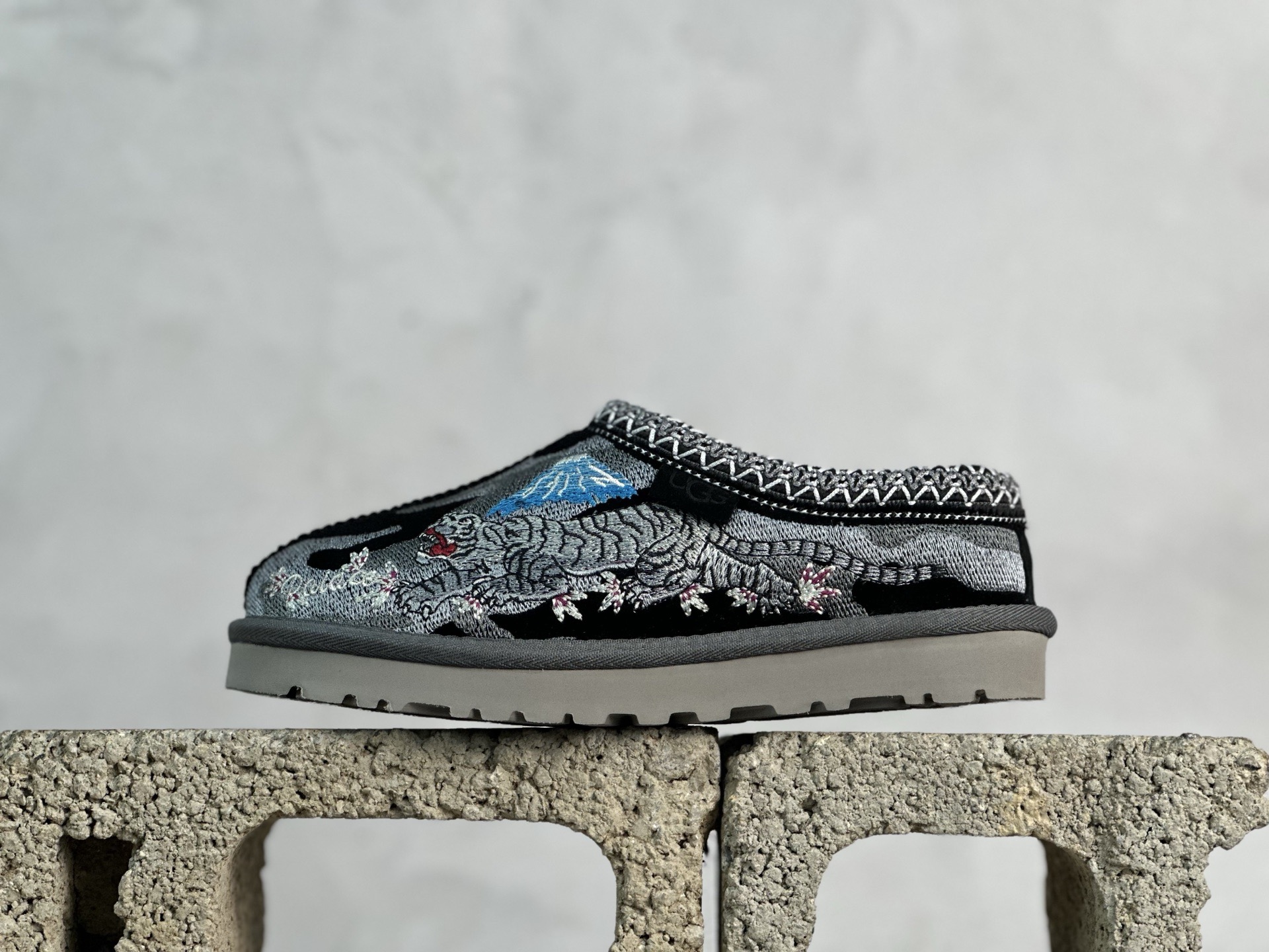 Top 放店私 UGG x Palace联名款 虎年限定 货号:1122553-BLK