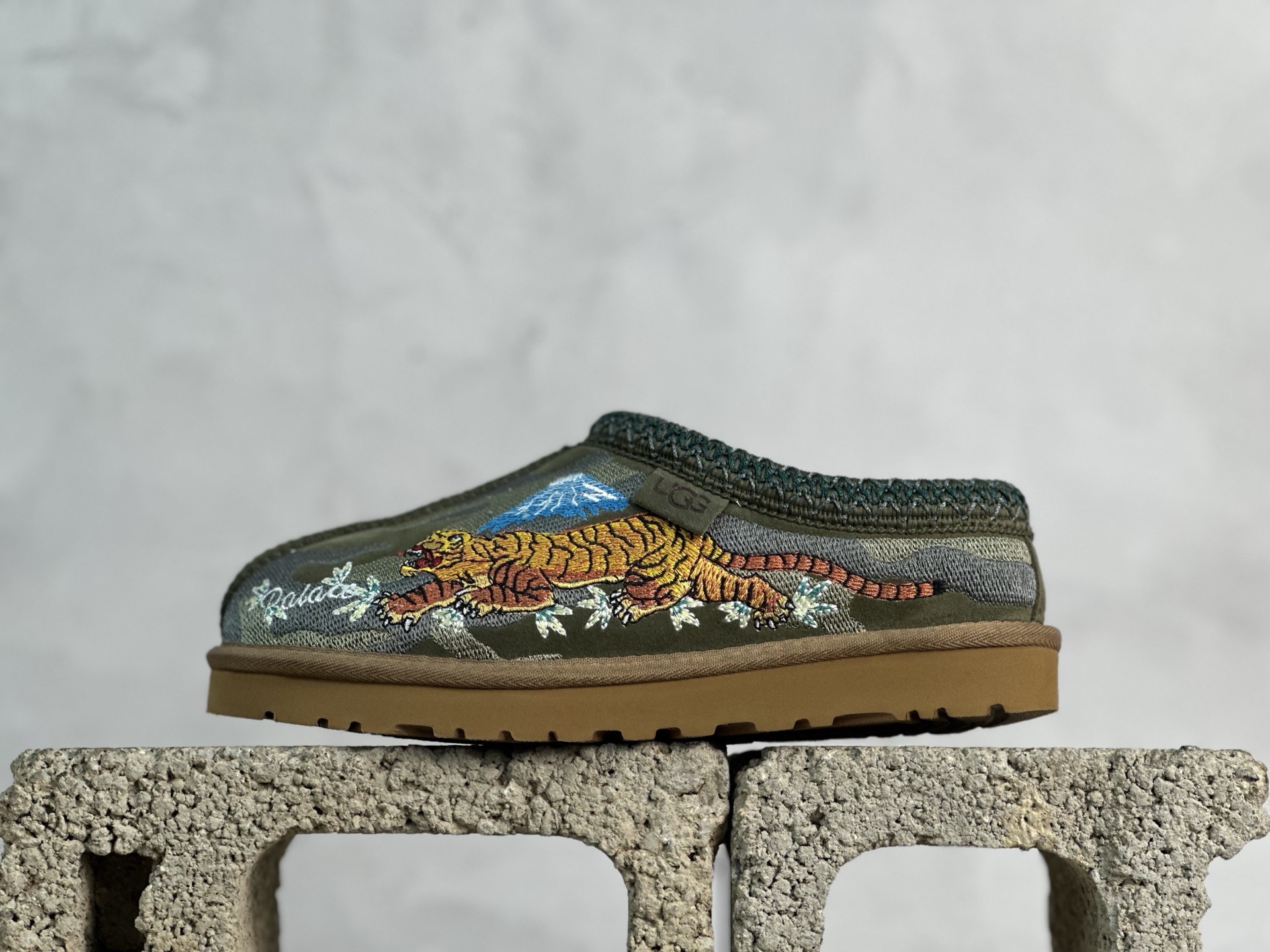 Top 放店私 UGG x Palace联名款 虎年限定 货号:1122553-FRSN