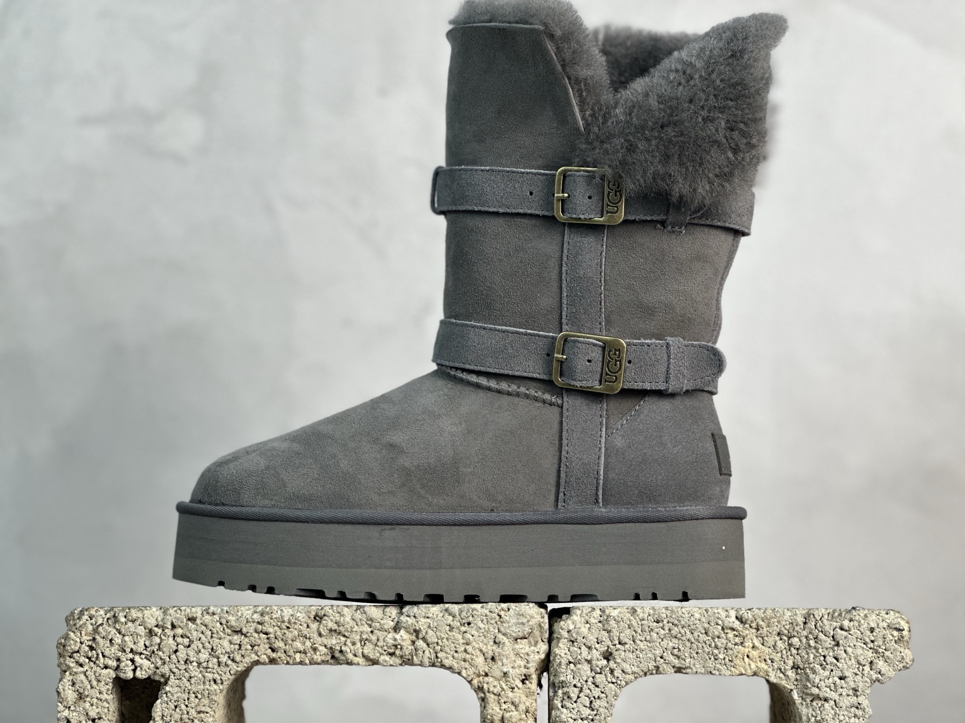 放店私 UGG 厚底中骑士 中筒雪地靴 两穿 三层组合大底 货号:1015971-3中 鞋面严选隆丰AY级羊皮毛一体,质感细腻,亲肤透气. 鞋口巧思设计,品质工艺,双皮扣和开衩口巧妙组合,时髦点缀靴筒的同时,让穿脱一步到位,上脚洋气十足,特别百搭. 舒适的Treadlite by ugg轻翼EVA外底,舒适减震,助力稳步出行,让出行更便携! 谁穿谁女神的款 可外翻两穿~怎么搭配怎么好看~ 颜色:栗色 灰色