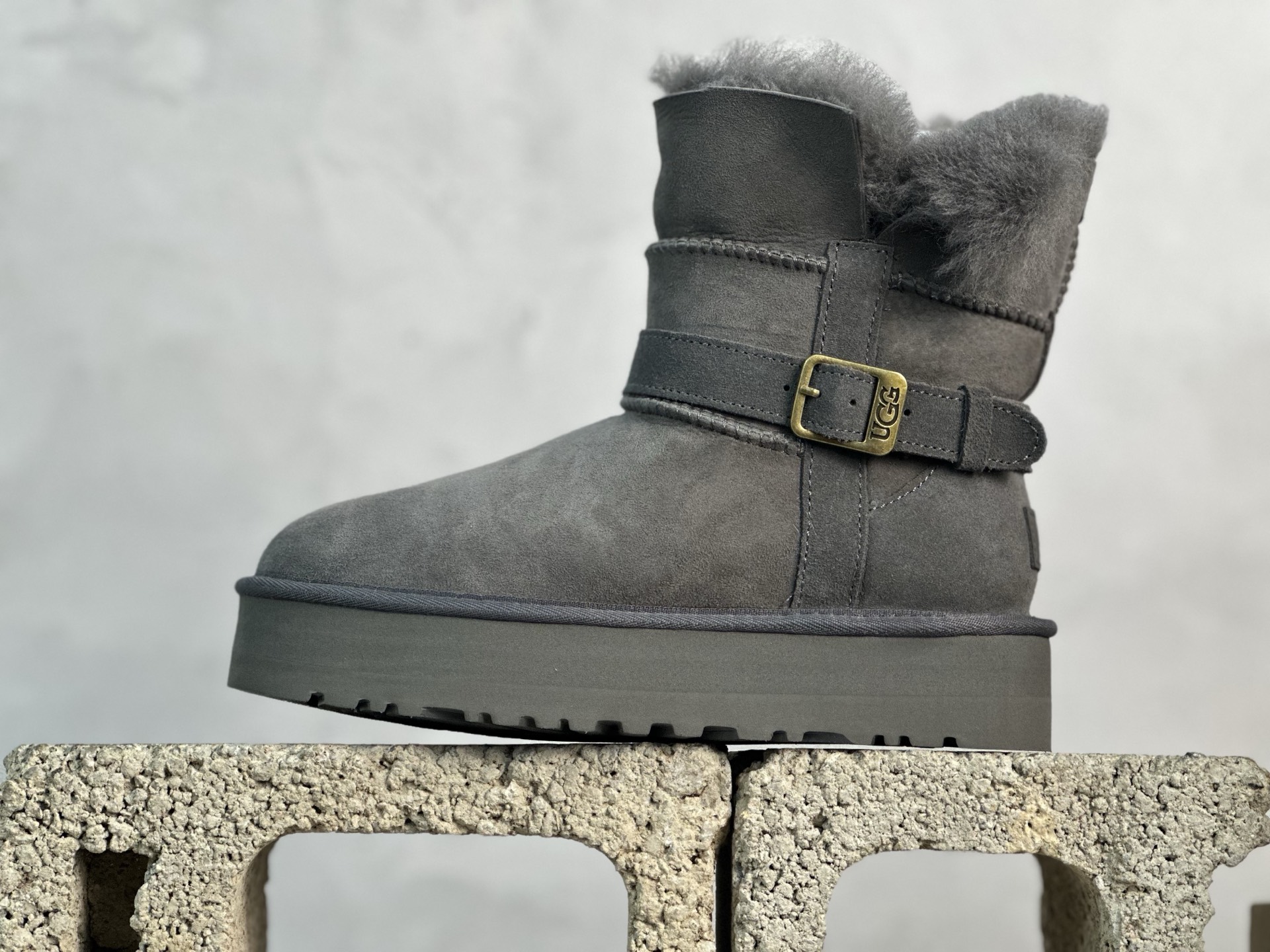 放店私 UGG 厚底小骑士 短筒雪地靴 两穿 三层组合大底 货号:1015971-3低 鞋面严选隆丰AY级羊皮毛一体,质感细腻,亲肤透气. 鞋口巧思设计,品质工艺,双皮扣和开衩口巧妙组合,时髦点缀靴筒的同时,让穿脱一步到位,上脚洋气十足,特别百搭. 舒适的Treadlite by ugg轻翼EVA外底,舒适减震,助力稳步出行,让出行更便携! 谁穿谁女神的款 可外翻两穿~怎么搭配怎么好看~ 颜色:栗色 灰色