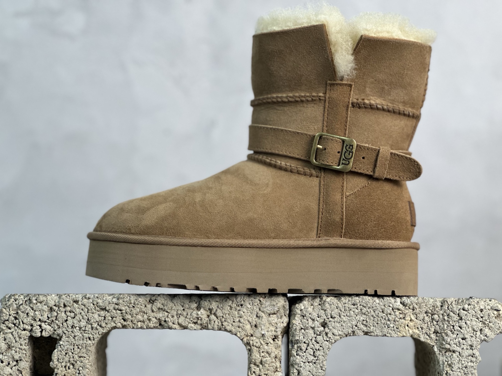 放店私 UGG 厚底小骑士 短筒雪地靴 两穿 三层组合大底 货号:1015971-3低 鞋面严选隆丰AY级羊皮毛一体,质感细腻,亲肤透气. 鞋口巧思设计,品质工艺,双皮扣和开衩口巧妙组合,时髦点缀靴筒的同时,让穿脱一步到位,上脚洋气十足,特别百搭. 舒适的Treadlite by ugg轻翼EVA外底,舒适减震,助力稳步出行,让出行更便携! 谁穿谁女神的款 可外翻两穿~怎么搭配怎么好看~ 颜色:栗色 灰色