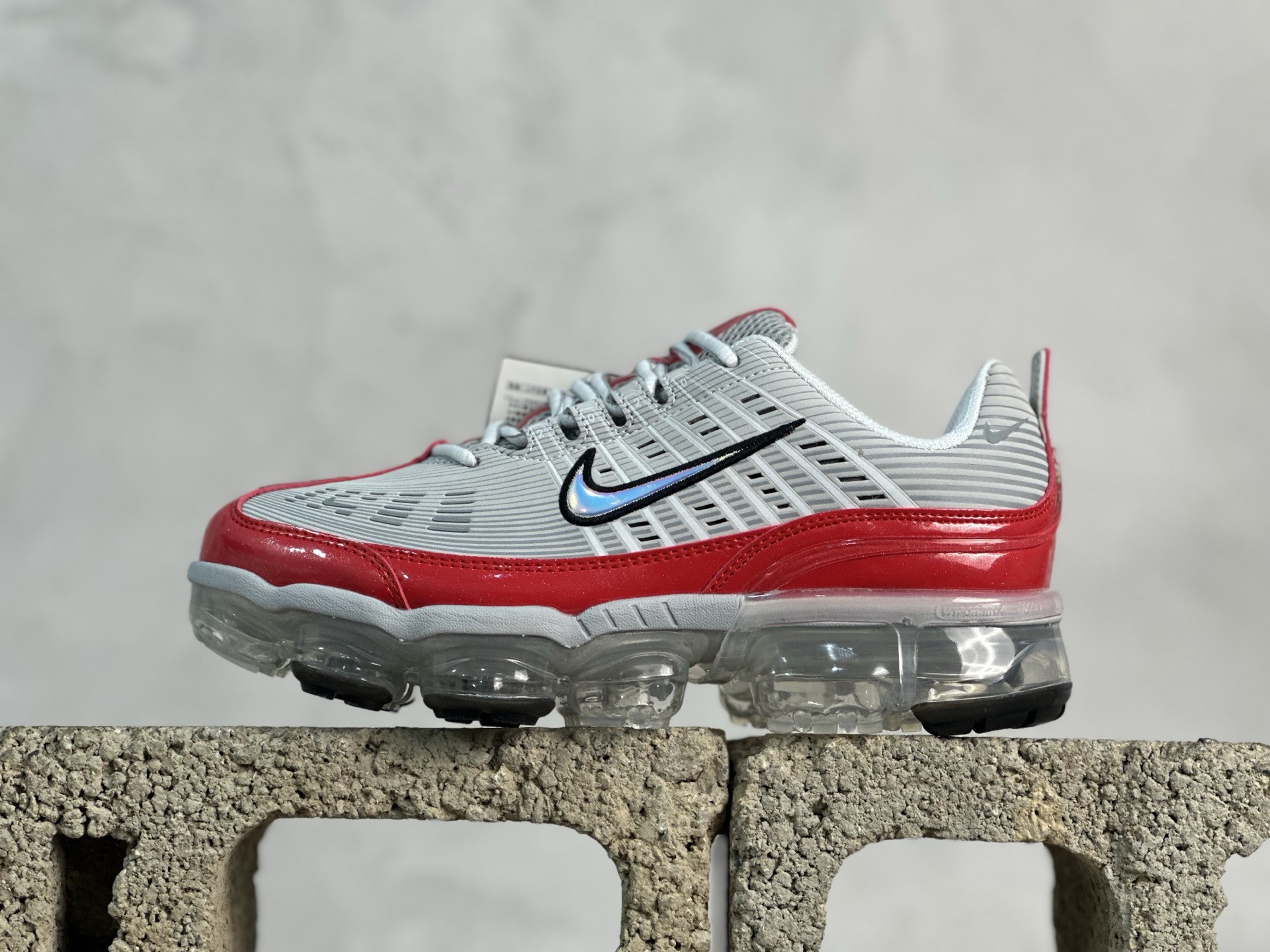 放店私 YH版 Nike Air Vapormax 360 全掌大气垫透气跑步鞋 #鞋面延续经典设计,中底则加入了 Vapormax气垫科技.值得一提的是气垫后跟处带有特殊的支架设计,致敬早期 Air Max360气垫提高稳定性的后跟支架. 货号:CK2718-002 编码:33