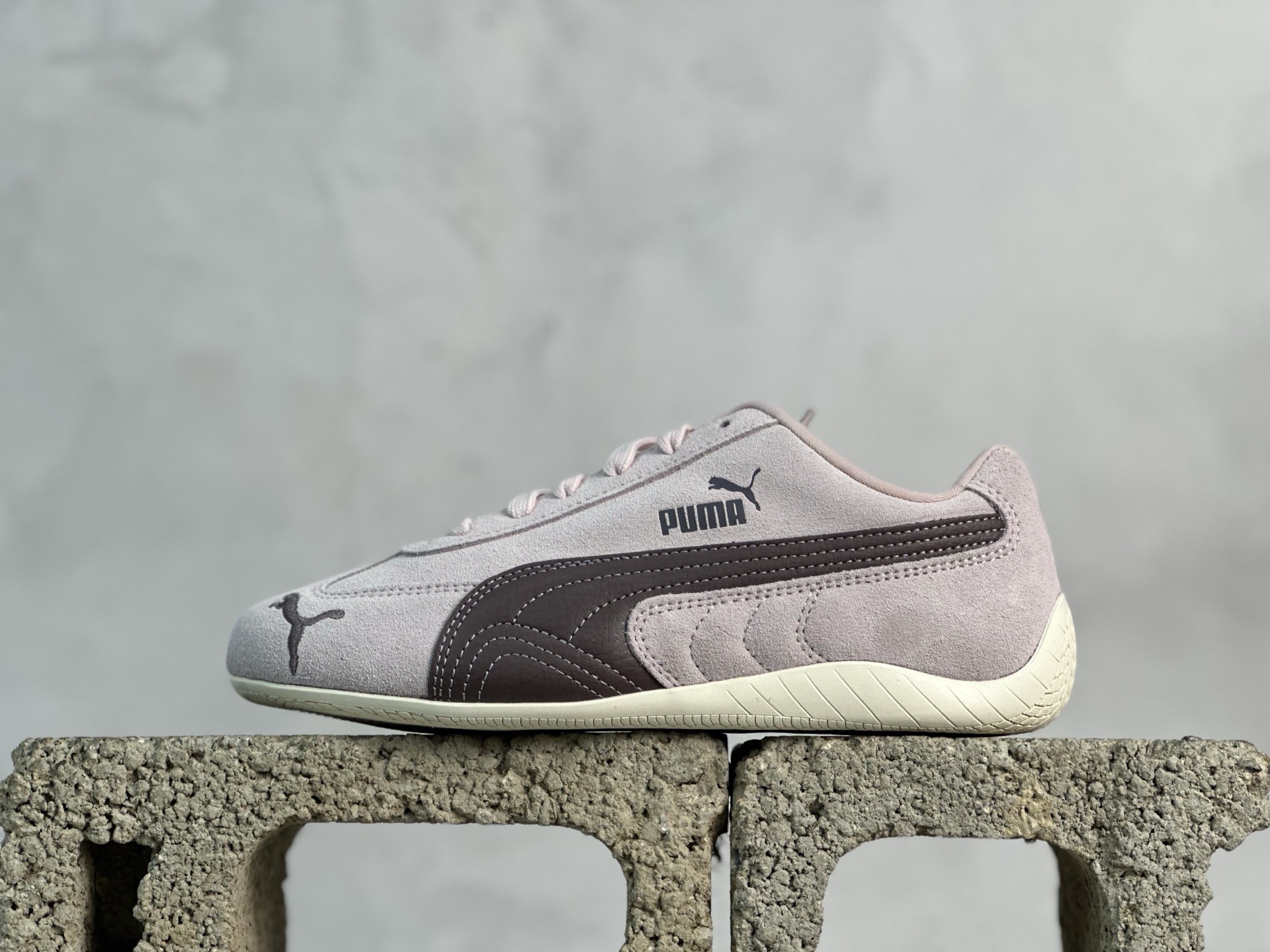 CS💰200 放店私 
The Open Product x Puma Speedcat 极速赛车系列彪马低帮生活休闲鞋  406329-52 粉棕
#原装档案原数据纸版楦型 采用原厂固色翻毛皮鞋面材质 二次成型'猛帮'成型工艺
尺码：35 36 37 37.5 38 38.5 39 40 40.5 41 42 42.5 43 44 44.5 45