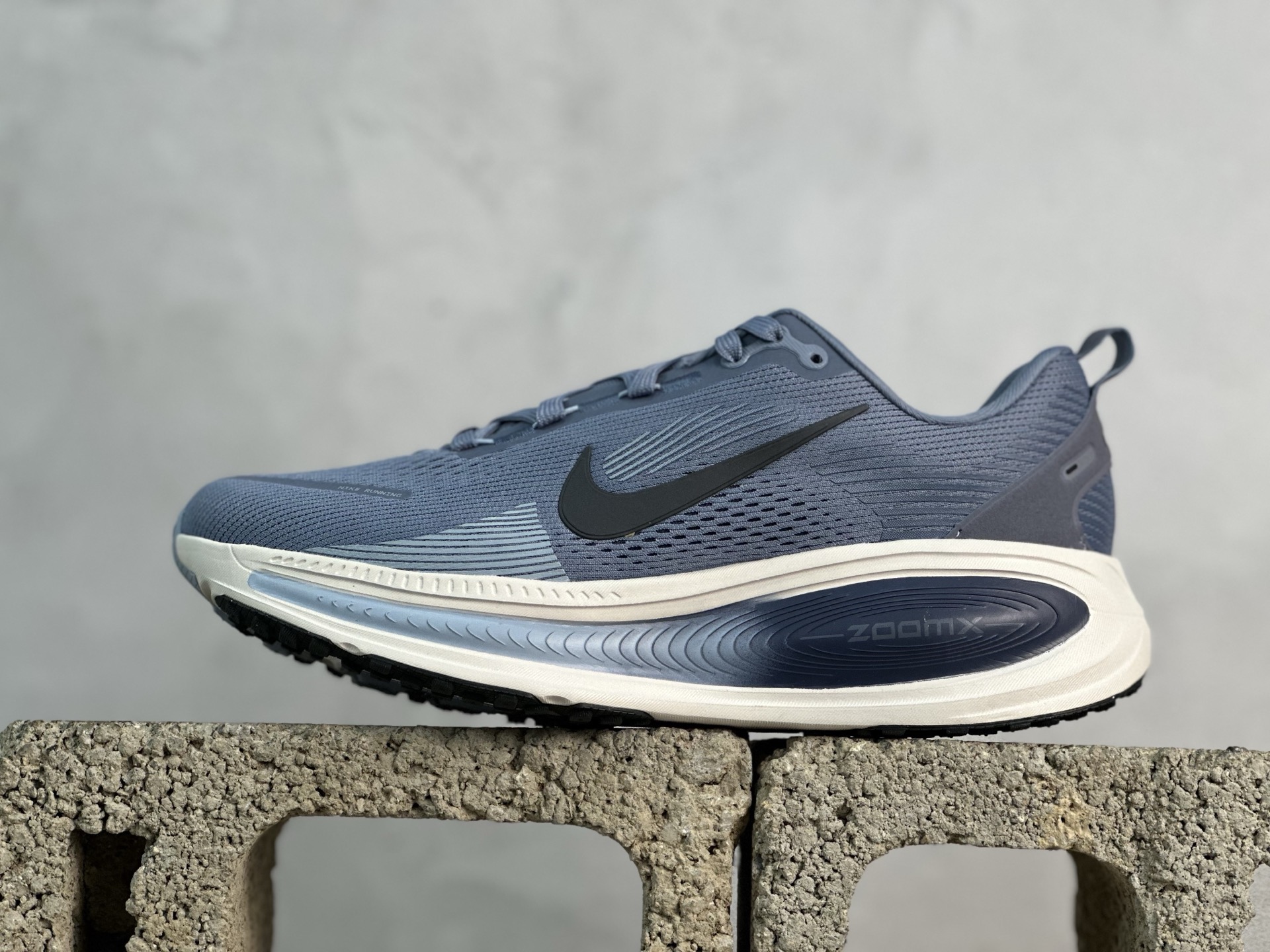 放店私 RS版 NK Zoom VOMERO 18 轻量跑鞋 耐克网透面气 训跑练步鞋 外贸专供订单 原厂折返国内销售 国外专柜标准数据开发 拥有 Zoom Air 一如既往的稳定感和流畅感 鞋面采用工程网眼设计 为特定高热区域营造出色透气性 进一步增加鞋面的穿孔数量 让足部能够快速散热 中足搭配 Flywire 飞线 在高速运动时营造舒适稳定的贴合感 内置Zoon气垫加持 动力十足! 官方货号:HM6803-402