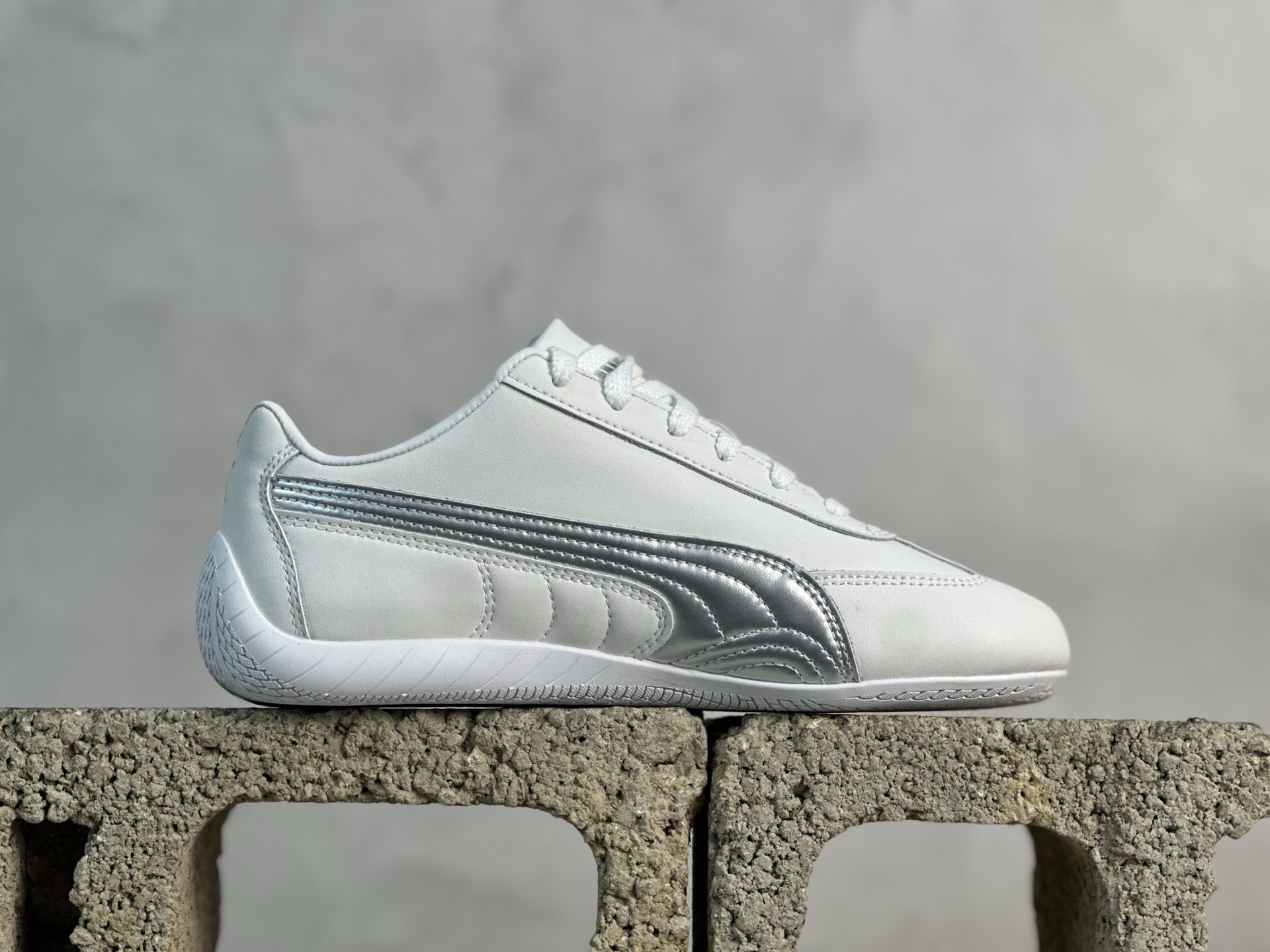 ZG💰140 放店私
PUMA 赛车鞋 性价比天花板 指令单已排满 Puma专业户 二次成型“猛帮”成型工艺 真拼接鞋面 杜绝杀猪版本 PUMA彪马 Speedcat 系列 白银

货号：401603-03
尺码：35 36 36.5 37.5 38 38.5 39 40 40.5 41 42 42.5 43 44 44.5 45 
编码：26