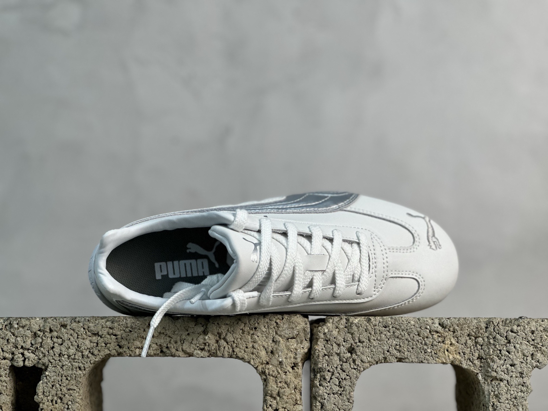 ZG💰140 放店私
PUMA 赛车鞋 性价比天花板 指令单已排满 Puma专业户 二次成型“猛帮”成型工艺 真拼接鞋面 杜绝杀猪版本 PUMA彪马 Speedcat 系列 白银

货号：401603-03
尺码：35 36 36.5 37.5 38 38.5 39 40 40.5 41 42 42.5 43 44 44.5 45 
编码：26