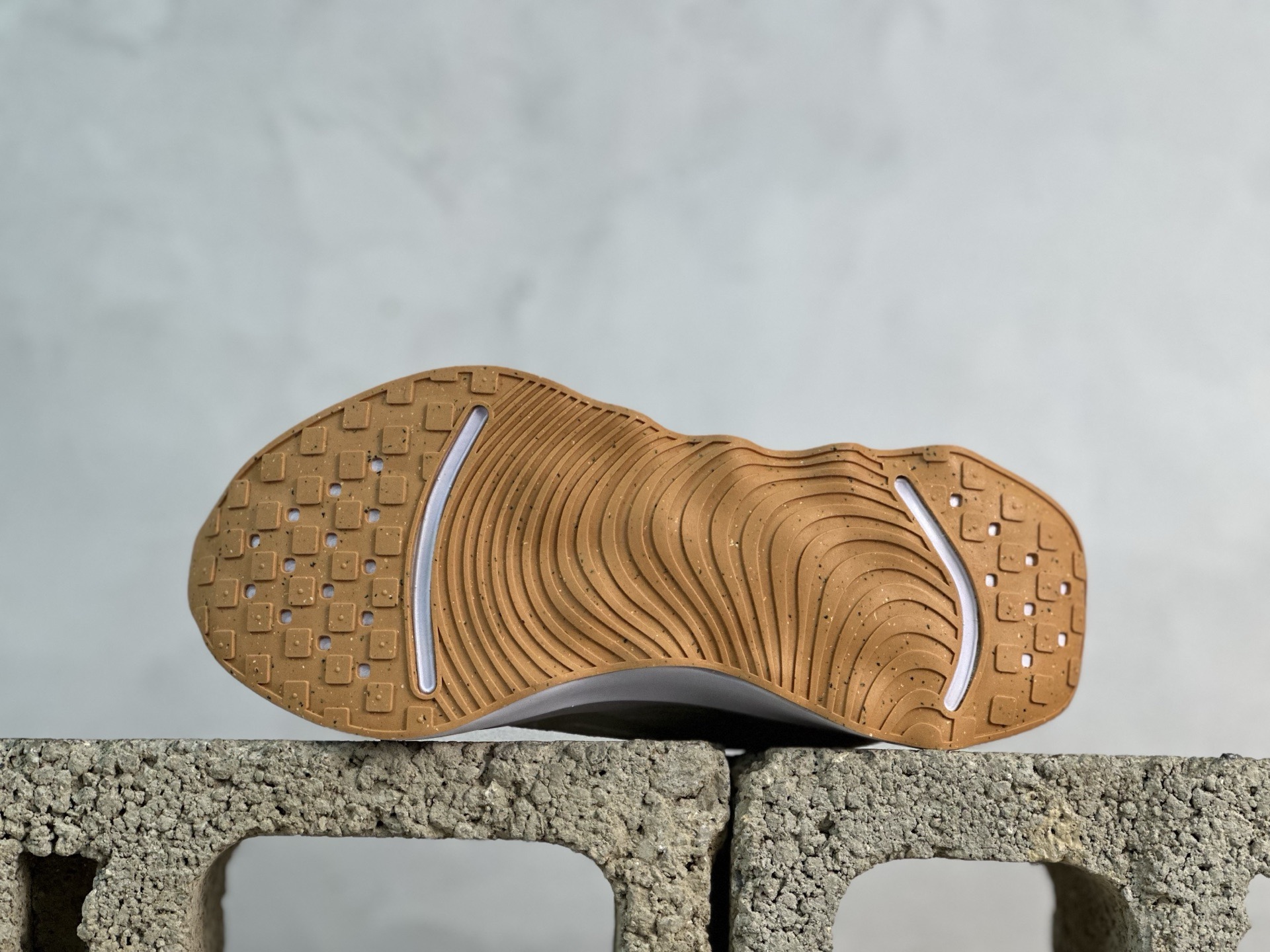 💰180 放店私 RS版 Nk Motiva 耐克夏季透气缓震波浪跑鞋 #鞋底采用夸张的弯曲几何设计，塑造弧形摇杆造型，助力轻松向前。顺畅迈步体验上脚即知，令你乐在其中。 #中底采用Cushlon3.0泡绵提供缓震，有助应对路面冲击力;外底搭载创新ComfortGroove凸起纹路设计，提供柔软舒适脚感。 货号：DV1238-107 尺码：36-40 编码：29