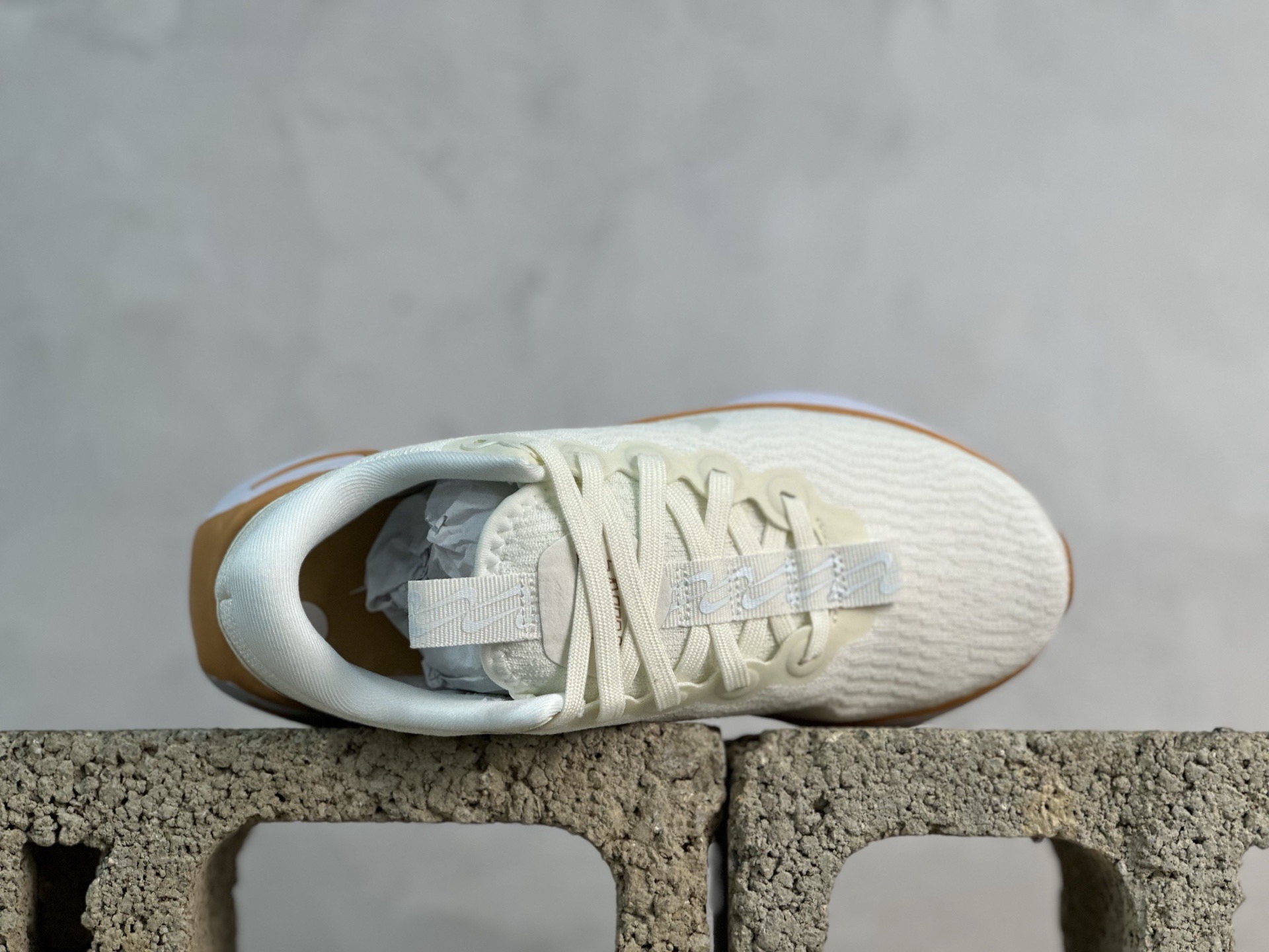 💰180 放店私 RS版 Nk Motiva 耐克夏季透气缓震波浪跑鞋 #鞋底采用夸张的弯曲几何设计，塑造弧形摇杆造型，助力轻松向前。顺畅迈步体验上脚即知，令你乐在其中。 #中底采用Cushlon3.0泡绵提供缓震，有助应对路面冲击力;外底搭载创新ComfortGroove凸起纹路设计，提供柔软舒适脚感。 货号：DV1238-107 尺码：36-40 编码：29