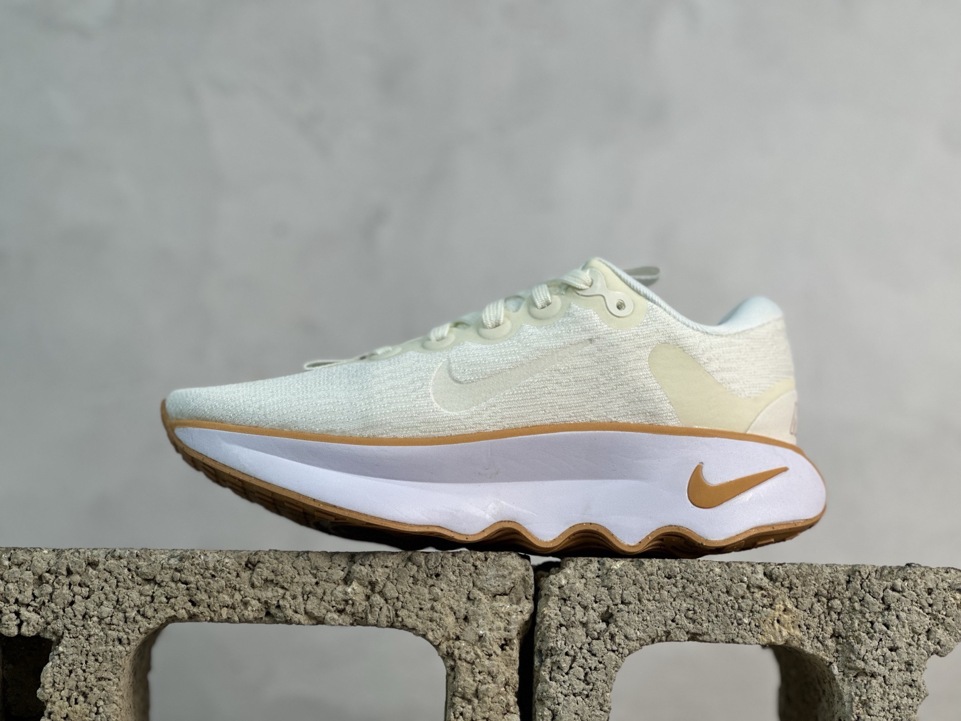 💰180 放店私 RS版 Nk Motiva 耐克夏季透气缓震波浪跑鞋 #鞋底采用夸张的弯曲几何设计，塑造弧形摇杆造型，助力轻松向前。顺畅迈步体验上脚即知，令你乐在其中。 #中底采用Cushlon3.0泡绵提供缓震，有助应对路面冲击力;外底搭载创新ComfortGroove凸起纹路设计，提供柔软舒适脚感。 货号：DV1238-107 尺码：36-40 编码：29