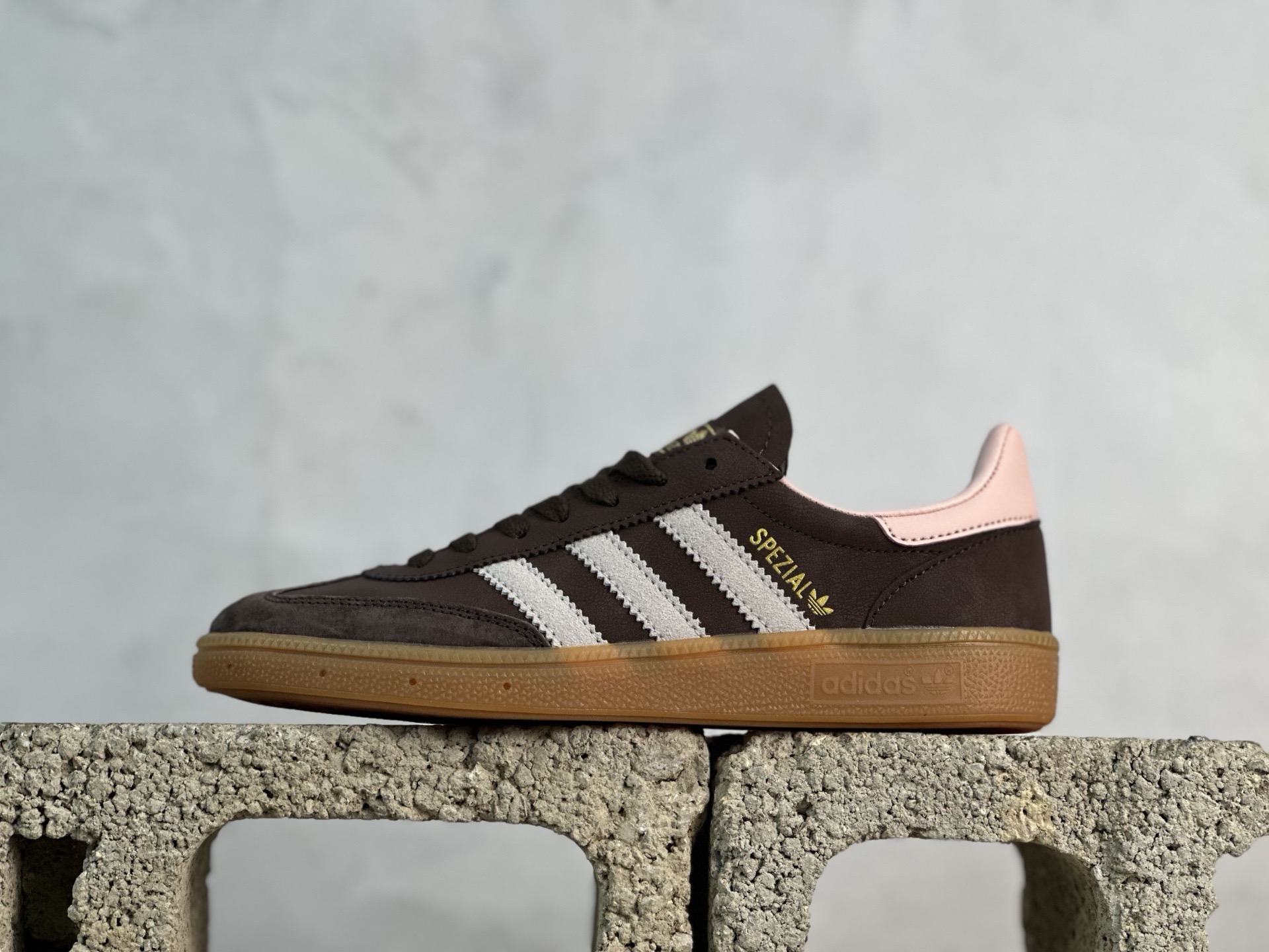 YH💰120 放店私
Adidas Handball Spezial 三叶草手球特别版圣帕特里克节联名款 全鞋采用yezzy500一样的皮料 进口长绒皮，特殊工艺技术 原盒包装 牛筋耐磨大底  承载青春情怀的板鞋，是现在潮男靓女上脚的大热鞋款 经典三条杠装饰鞋侧 品牌辨识度清晰 
货号：JR0852
SIZE：36 36.5 37 38 38.5 39 40 40.5 41 42 42.5 43 44 44.5 45