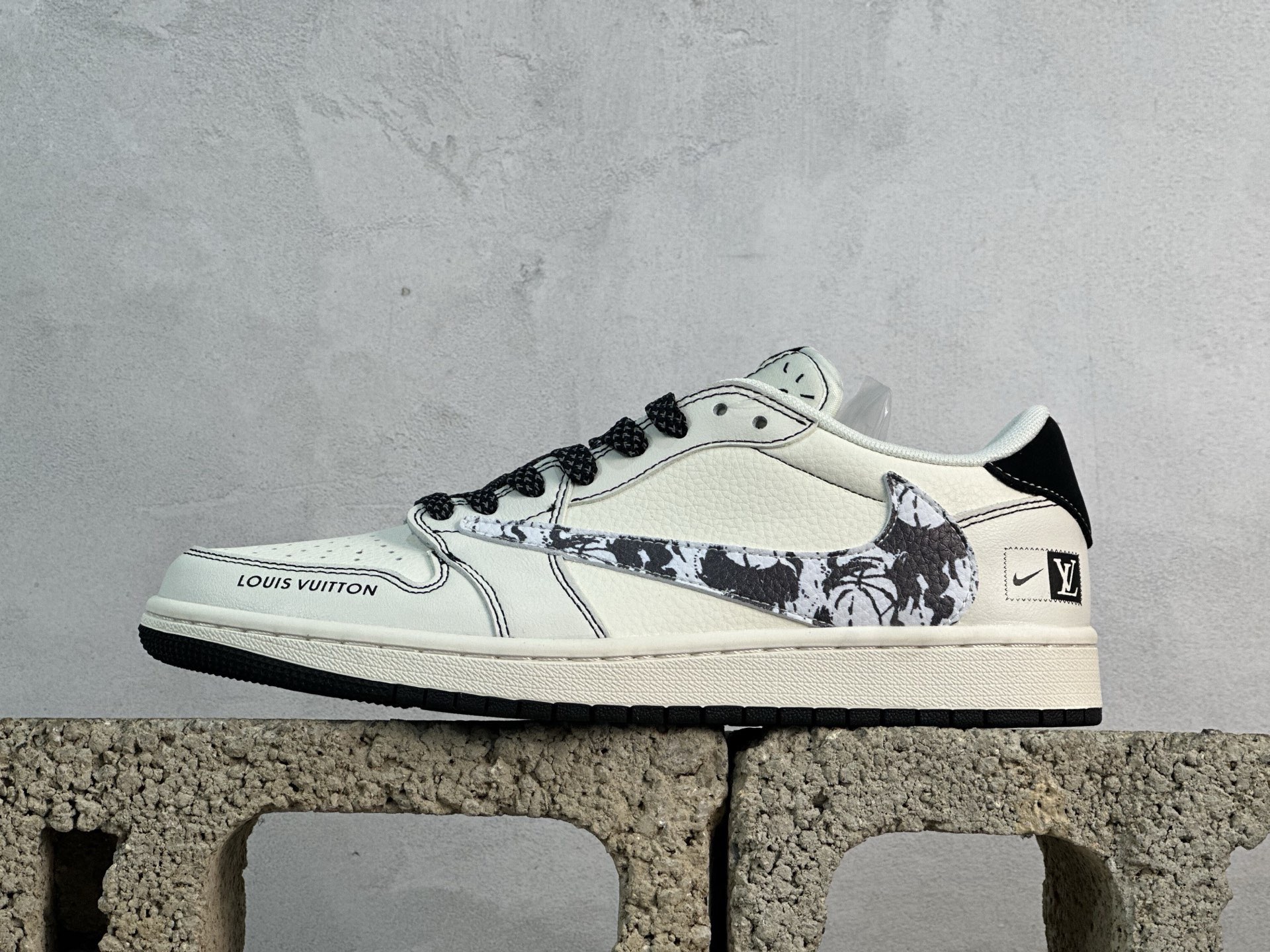 💰270 放店私 Travis Scott x Fragment Design x Air Jordan 1 Low OG SP AJ1 乔1LV联名 黑线涂鸦勾 低帮文化休闲板鞋 XS7089-616 #多方联名合作融合了Travis Scott 独特的音乐风格，藤原浩个性的设计风格以及Jordan品牌的经典元素 使其成为一双具有独特身份和价值的鞋子 清新而立体的外观加上联名标识更突出了其独特身份 这种配色方案显示出活力和时尚感 在视觉上引人注目 鞋身的质感和细腻的细节处理使其显得高端而格调十足 这款“倒钩”联名是设计与创意完美结合 融合多方的个性风格是一款备受瞩目的潮流鞋款 尺码：36 36.5 37.5 38 38.5 39 40 40.5 41 42 42.5 43 44 44.5 45