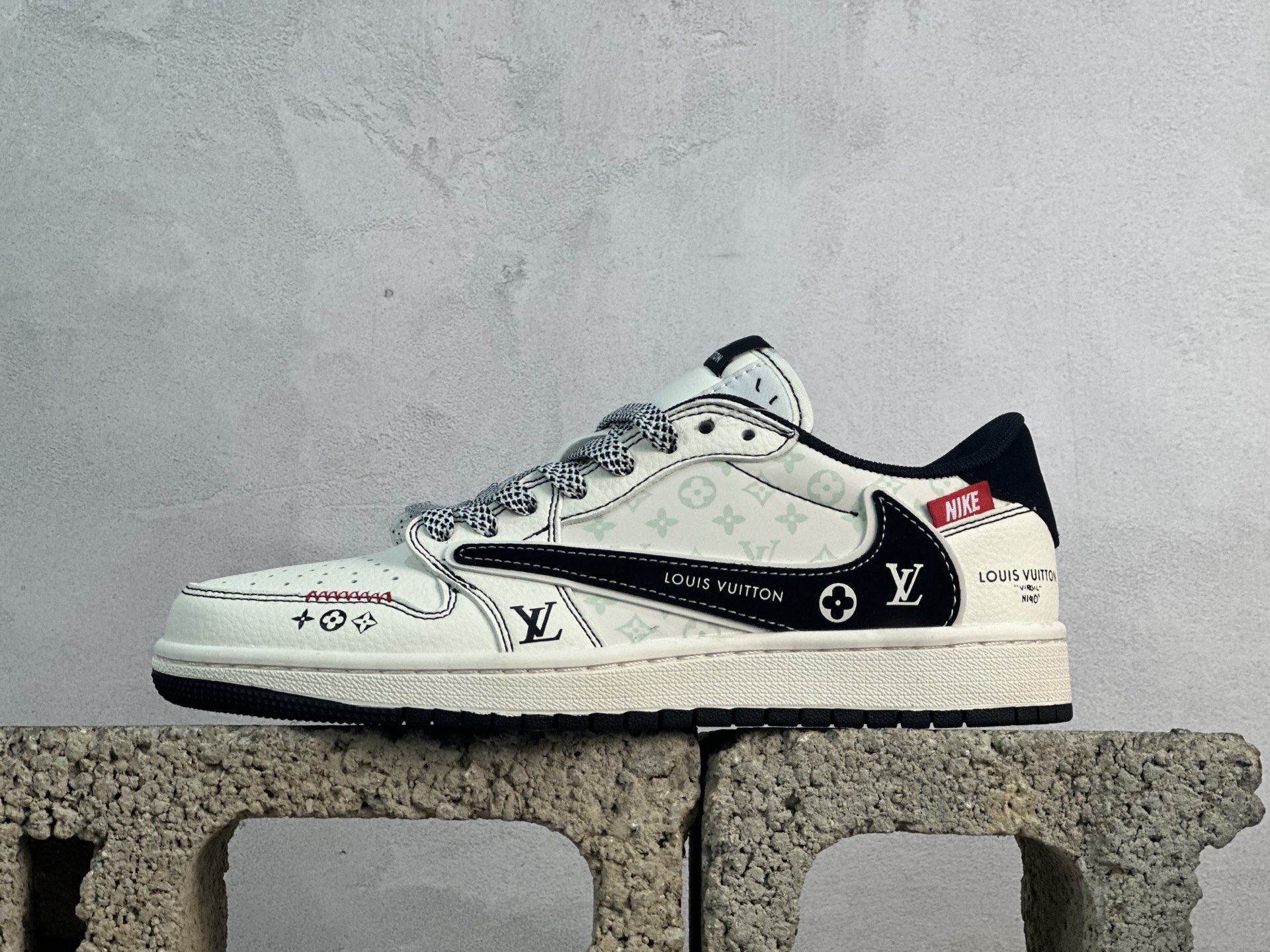 放店私 Travis Scott x Fragment Design x Air Jordan 1 Low OG SP AJ1 乔1 LV联名 黑勾红标 低帮文化休闲板鞋 CX5050-Y30 #多方联名合作融合了Travis Scott 独特的音乐风格,藤原浩个性的设计风格以及Jordan品牌的经典元素 使其成为一双具有独特身份和价值的鞋子 清新而立体的外观加上联名标识更突出了其独特身份 这种配色方案显示出活力和时尚感 在视觉上引人注目 鞋身的质感和细腻的细节处理使其显得高端而格调十足 这款“倒钩”联名是设计与创意完美结合 融合多方的个性风格是一款备受瞩目的潮流鞋款