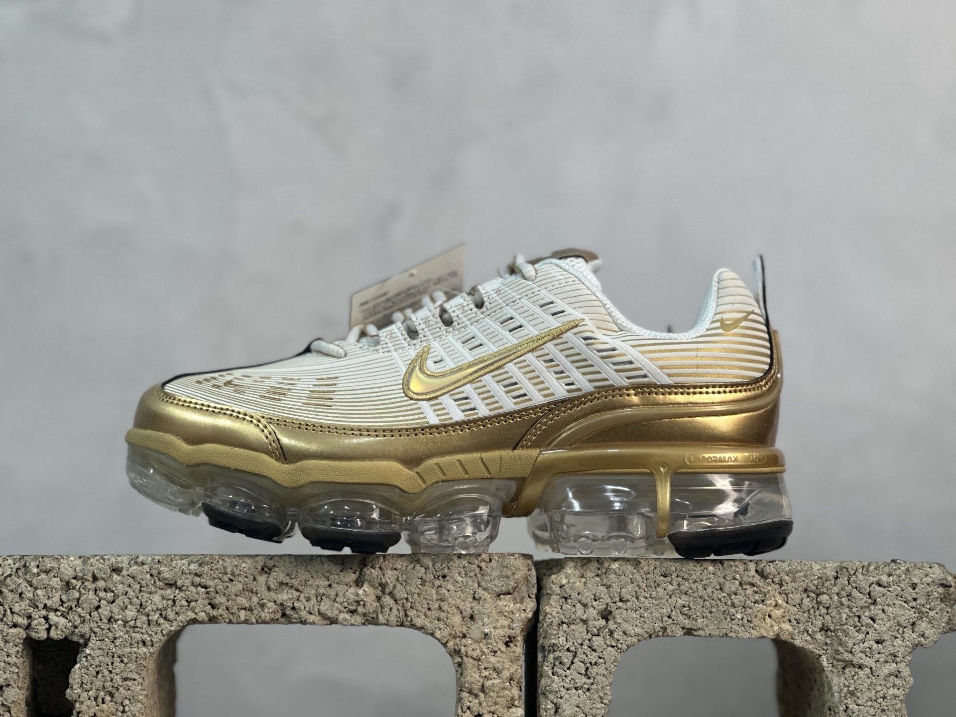 放店私 YH版 Nike Air Vapormax 360 全掌大气垫透气跑步鞋 #鞋面延续经典设计,中底则加入了 Vapormax气垫科技.值得一提的是气垫后跟处带有特殊的支架设计,致敬早期 Air Max360气垫提高稳定性的后跟支架. 货号:CK9670-101