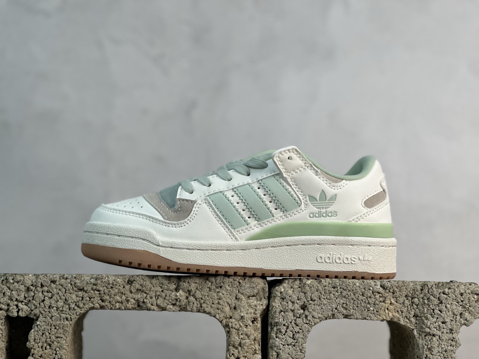 放店私 FORUM 84 LOW SHOES 饰有摩登细节的Forum 经典板鞋运动鞋休闲篮球运动鞋.当adidas Forum篮球鞋初次登上球场时,未来的影响力无从知晓,但世人很快便开始领略它的风采.自1984年起,Forum致力于在篮球场外不断改变游戏规则,触及文化疆域的诸多角落.这款adidas Forum 84 Low经典鞋,采用经典低帮设计、撞色设计,致敬经典款式.皮革+织物鞋面,穿着舒适.• 系带设计• 常规版型• 牛皮革鞋面• 合成衬里• 橡胶外底. 货号 JR0475