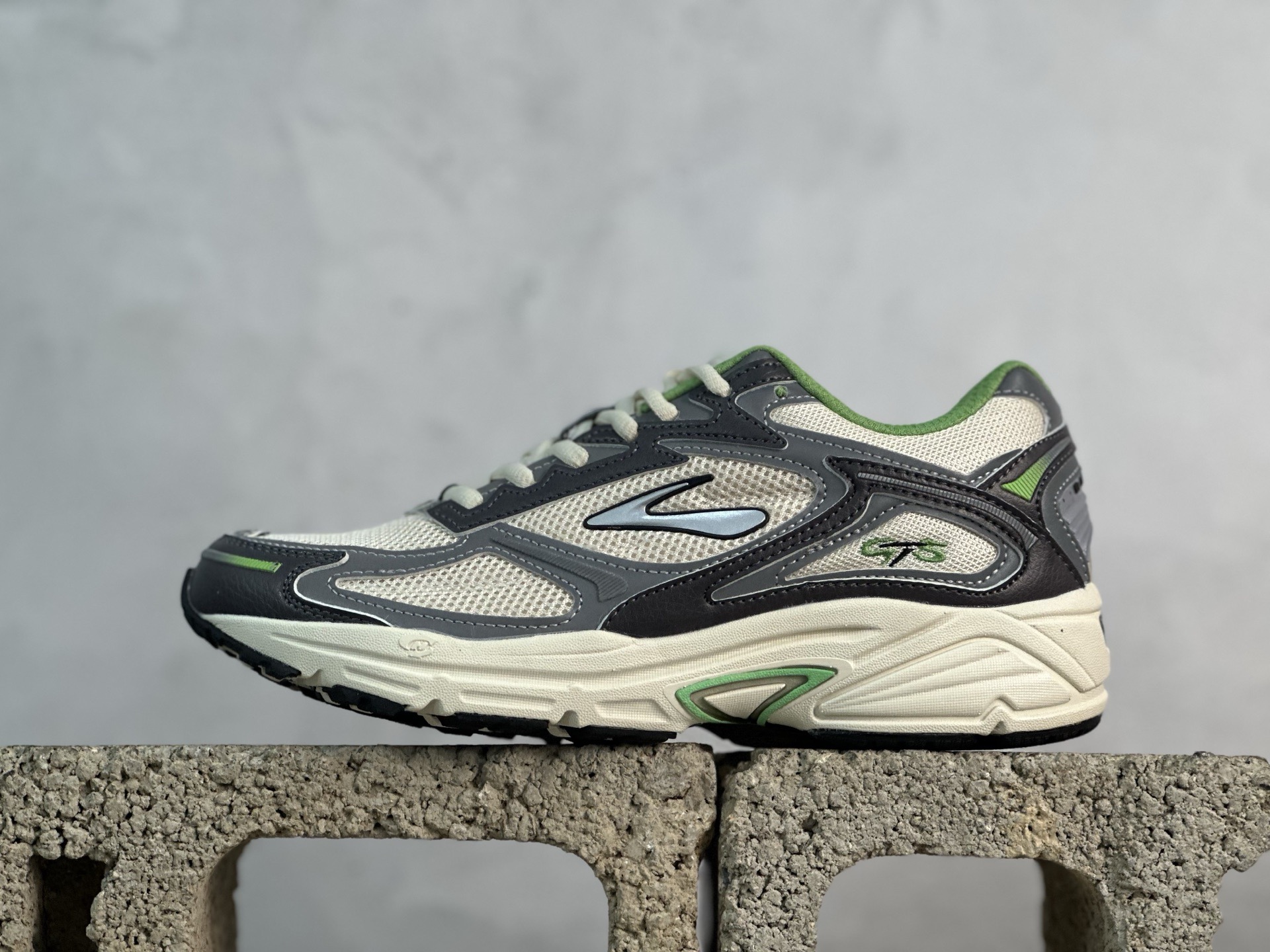 N版💰200 放店私
东南亚订单 staple x  Brooks布鲁克斯 Adrenaline GTS 4 白绿

货号：110508 1D 042
尺码：36 36.5 37.5 38 38.5 39 40 40.5 41 42 42.5 43 44 44.5 45 46