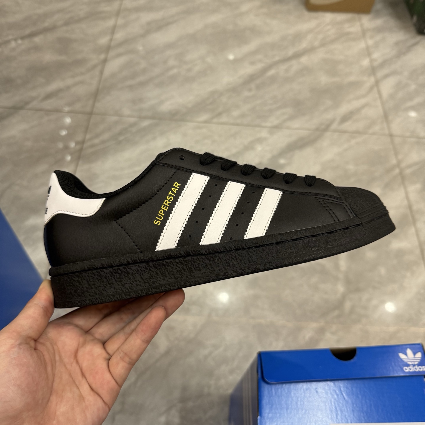 “PK”adidas originals SUPERSTAR 六色 目前价格与水准并行的Superstar 鞋头与后尾形成弧度 往年可过绿X