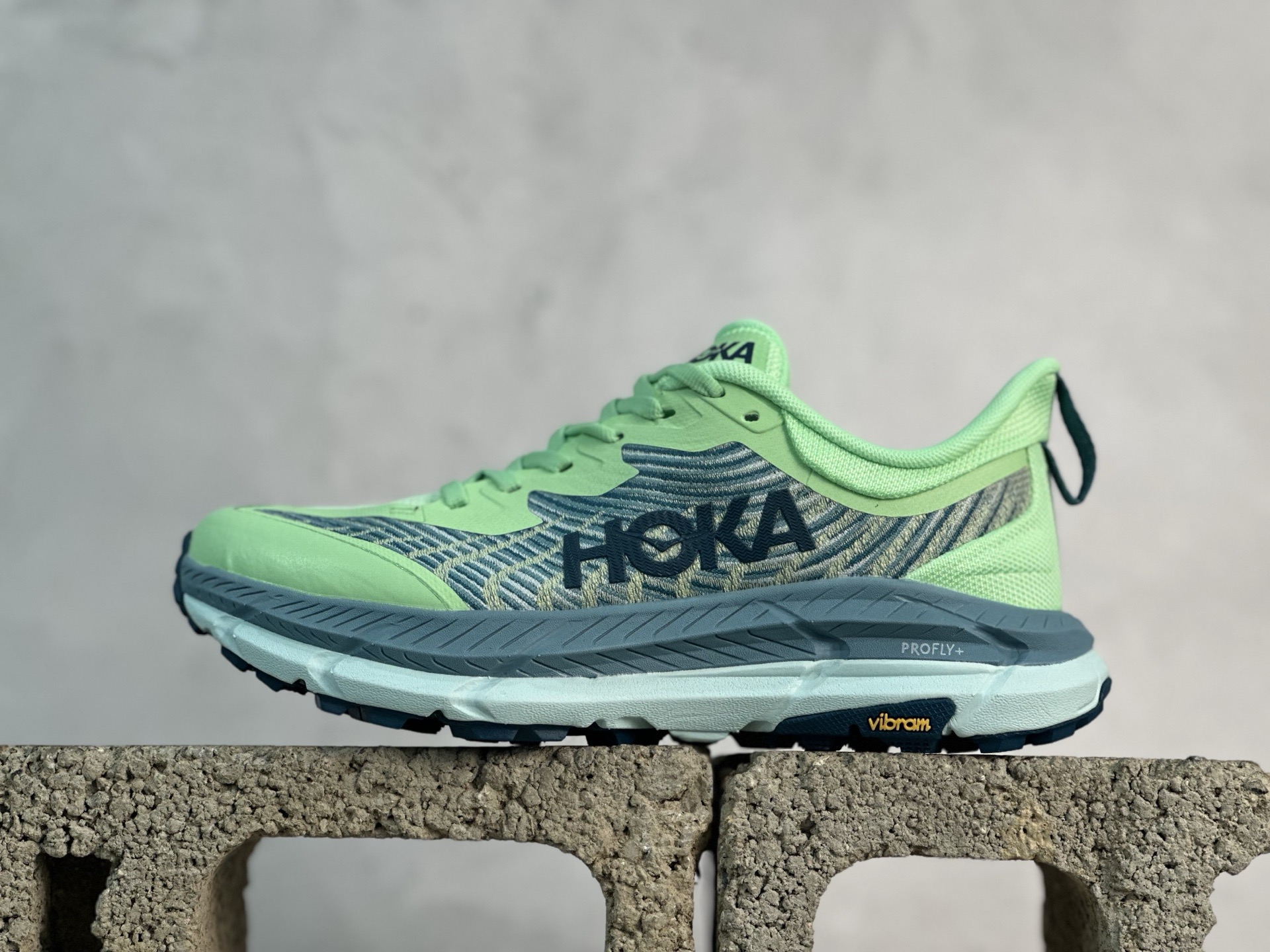 💰190 放店私
全新升级版 HOKA ONE ONE Mafate Speed 4 飞速玛法特4代系列低帮轻量户外越野休闲运动慢跑鞋“绿蓝”1131056/LGOM
#采用全新单程提花网面鞋面材质
#内嵌超轻EVA缓震鞋垫
#搭载双密度PROFLY+轻盈弹性泡棉中底
#外置牵引齿花橡胶底块❗️
尺码：36 36.5 37 38 38.5 39 40 40.5 41 42 42.5 43 44 45