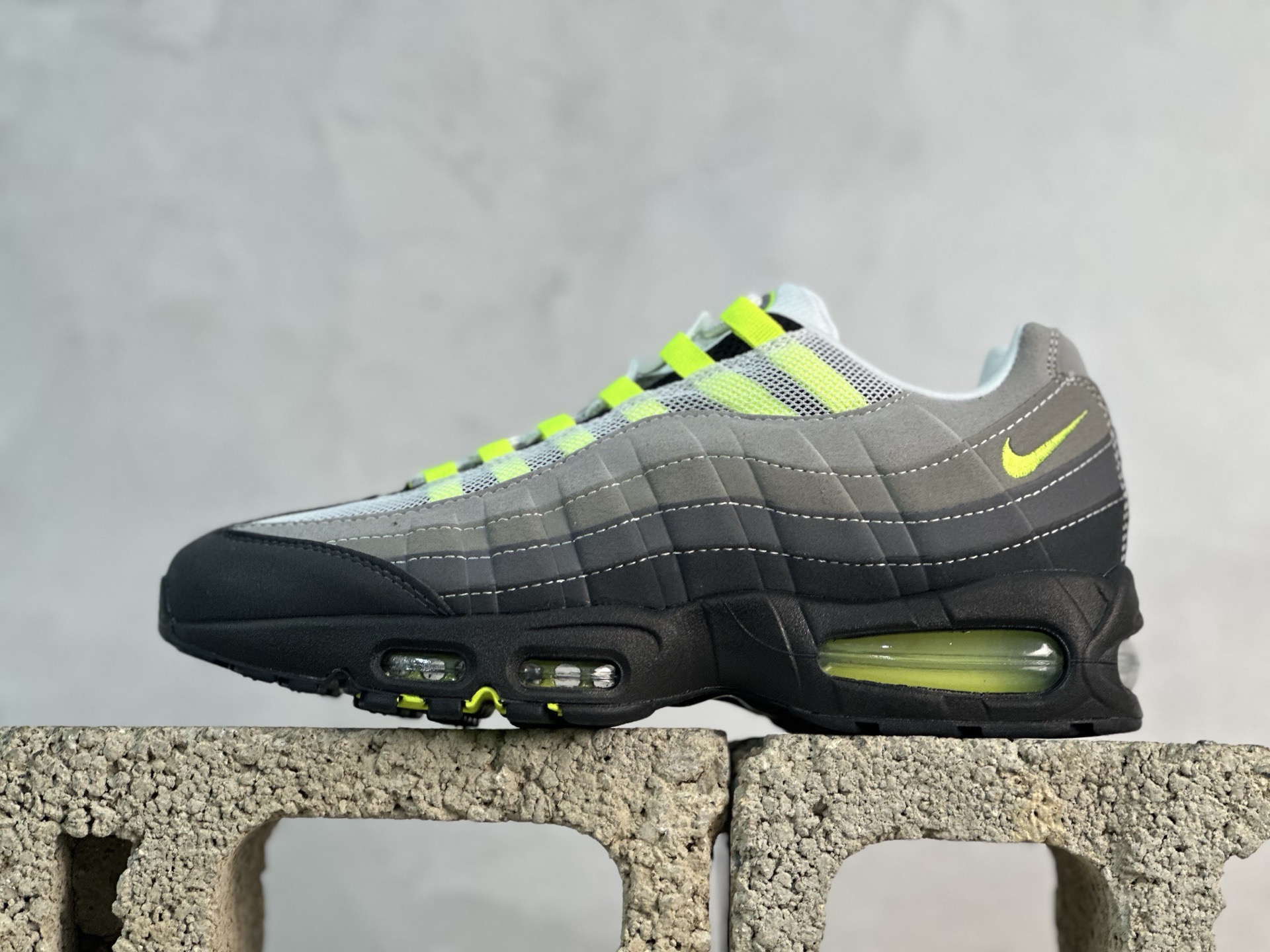 EM💰260 放店私
Nike Air Max 95 复古减震气垫跑鞋 HM4740- 001
尺码:36 36.5 37.5 38 38.5 39 40 40.5 41 42 42.5 43 44 44.5 45 46 47.5