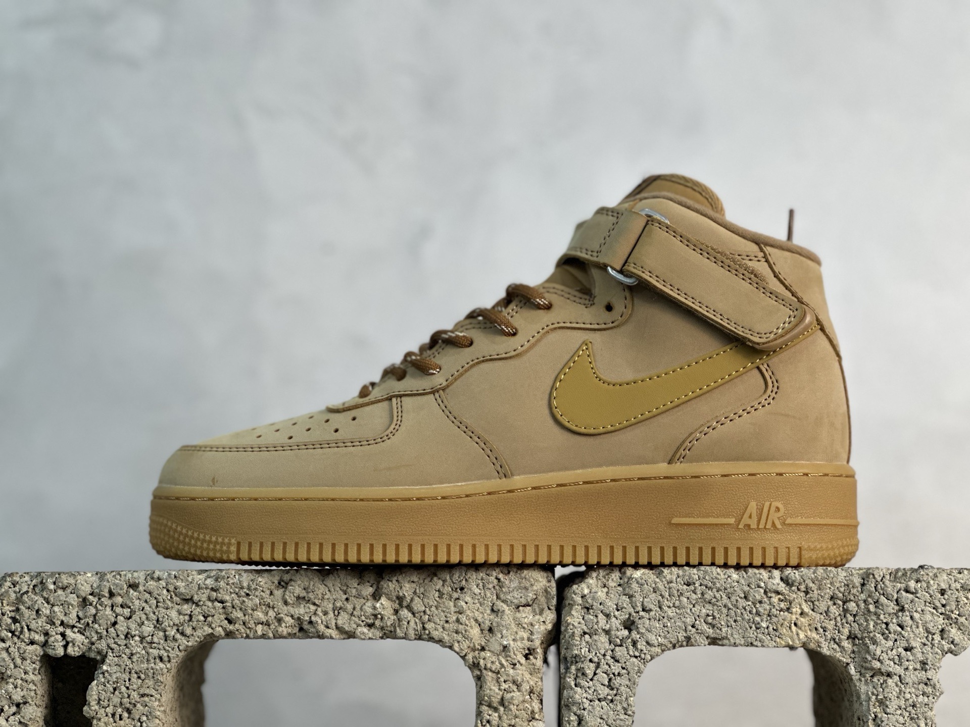 💰190 放店私 No.1版本(遥遥领先👍🏻)
纯原级别 Nike Air Force 1 Low ——“中帮二代小麦” 货号:DJ9158-200
原厂冲刀皮料切割干净 无任何毛边 清洁度细节完美 做工细节全方位比对原鞋。
原楦原纸板 打造纯正空军 专注外贸渠道 全掌内置蜂窝气垫 原盒配件 原厂中底钢印、拉帮完美!
全套原楦原模倾力打造完美版型!
无解鞋型 原盒原配 超高清洁度 全鞋零毛边皮料切割!
👍一码配一扣
👍品质问题一月换新
👍终身质保
我们承诺/保证:所有No.1版本AF1全是官方原鞋开发-全方位比对原鞋!
👍复刻官方原厂模具-倾力打造完美版型!!
👍全掌内置蜂窝气垫-材质用料绝不偷工减料!
👍全配色更换新一代最新版-鱼鳞纹大底!+可荧光邦迪车缝线!
SIZE:35 36 36.5 37.5 38 38.5 39 40 40.5 41 42 42.5 43 44 44.5 45