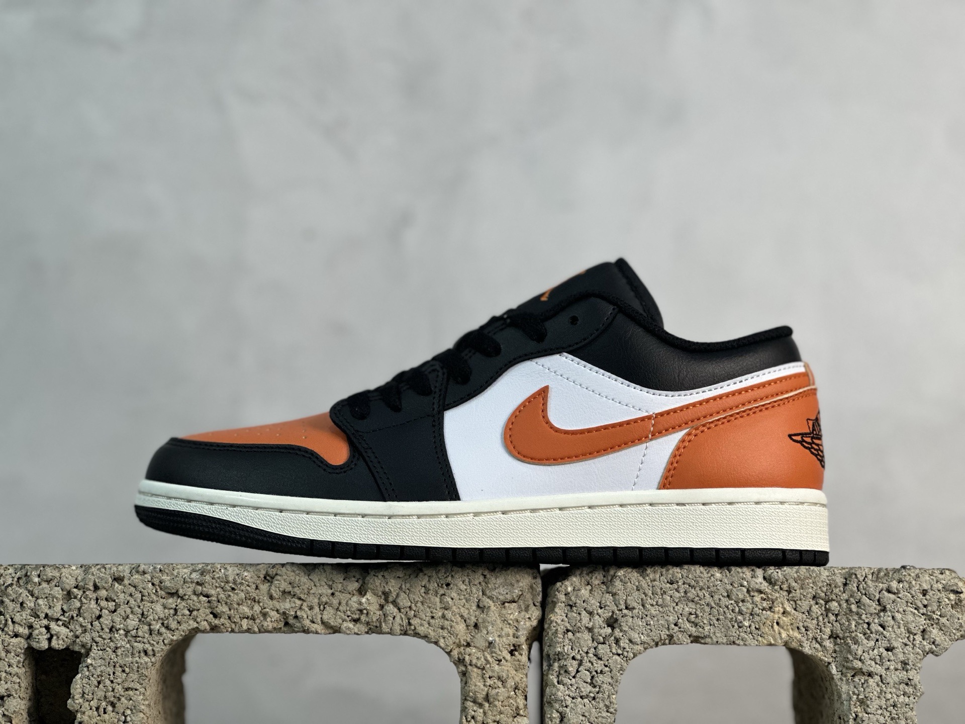 VT💰150 放店私
外贸批次 Jordan Air Jordan 1 Low 黑白橙
货号:553558-081
尺码:36 36.5 37.5 38 38.5 39 40 40.5 41 42 42.5 43 44 44.5 45 46