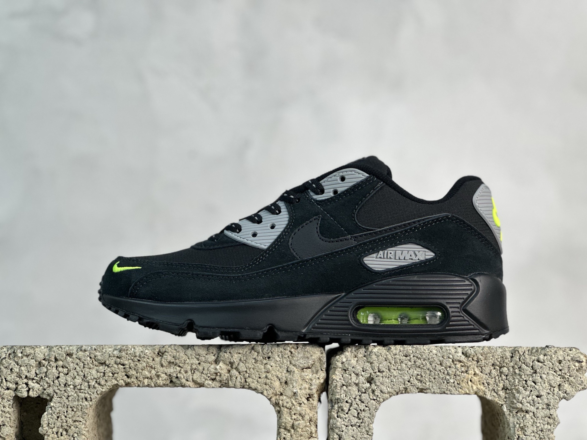 💰180 放店私
MX版 NK Air MAX 90 气垫复古减震跑步鞋
经典重温 独家陆续补货 外单专供大厂出品 品质稳定 一百余色 终端操作 Air Max 90于1990年推出 来自Air Max系列 在Air Max 1的基础上改进而得 增加了气垫面积 外型上也更为流线 最特別的就是加入了菱纹塑胶嵌板 为Air Max 90增添了许多潮流气息 皮革鞋面 造就出色耐穿性和支撑力 Max Air缓震配置搭配泡棉中底 令Air Max 90轻盈而舒适 华夫格橡胶外底 铸就Air Max 90非凡的抓地力 而Air Max 90不仅是一双跑鞋 它成功跨越了时间的演进 成为了球鞋文化与潮流圈中最熟为人知的鞋款之一 
SIZE：36 36.5 37.5 38 38.5 39 40 40.5 41 42 42.5 43 44 44.5 45 46