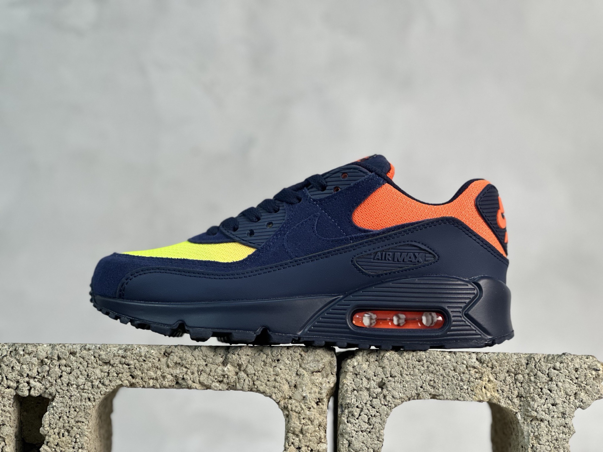 💰180 放店私
MX版 NK Air MAX 90 气垫复古减震跑步鞋
经典重温 独家陆续补货 外单专供大厂出品 品质稳定 一百余色 终端操作 Air Max 90于1990年推出 来自Air Max系列 在Air Max 1的基础上改进而得 增加了气垫面积 外型上也更为流线 最特別的就是加入了菱纹塑胶嵌板 为Air Max 90增添了许多潮流气息 皮革鞋面 造就出色耐穿性和支撑力 Max Air缓震配置搭配泡棉中底 令Air Max 90轻盈而舒适 华夫格橡胶外底 铸就Air Max 90非凡的抓地力 而Air Max 90不仅是一双跑鞋 它成功跨越了时间的演进 成为了球鞋文化与潮流圈中最熟为人知的鞋款之一 
SIZE：36 36.5 37.5 38 38.5 39 40 40.5 41 42 42.5 43 44 44.5 45 46