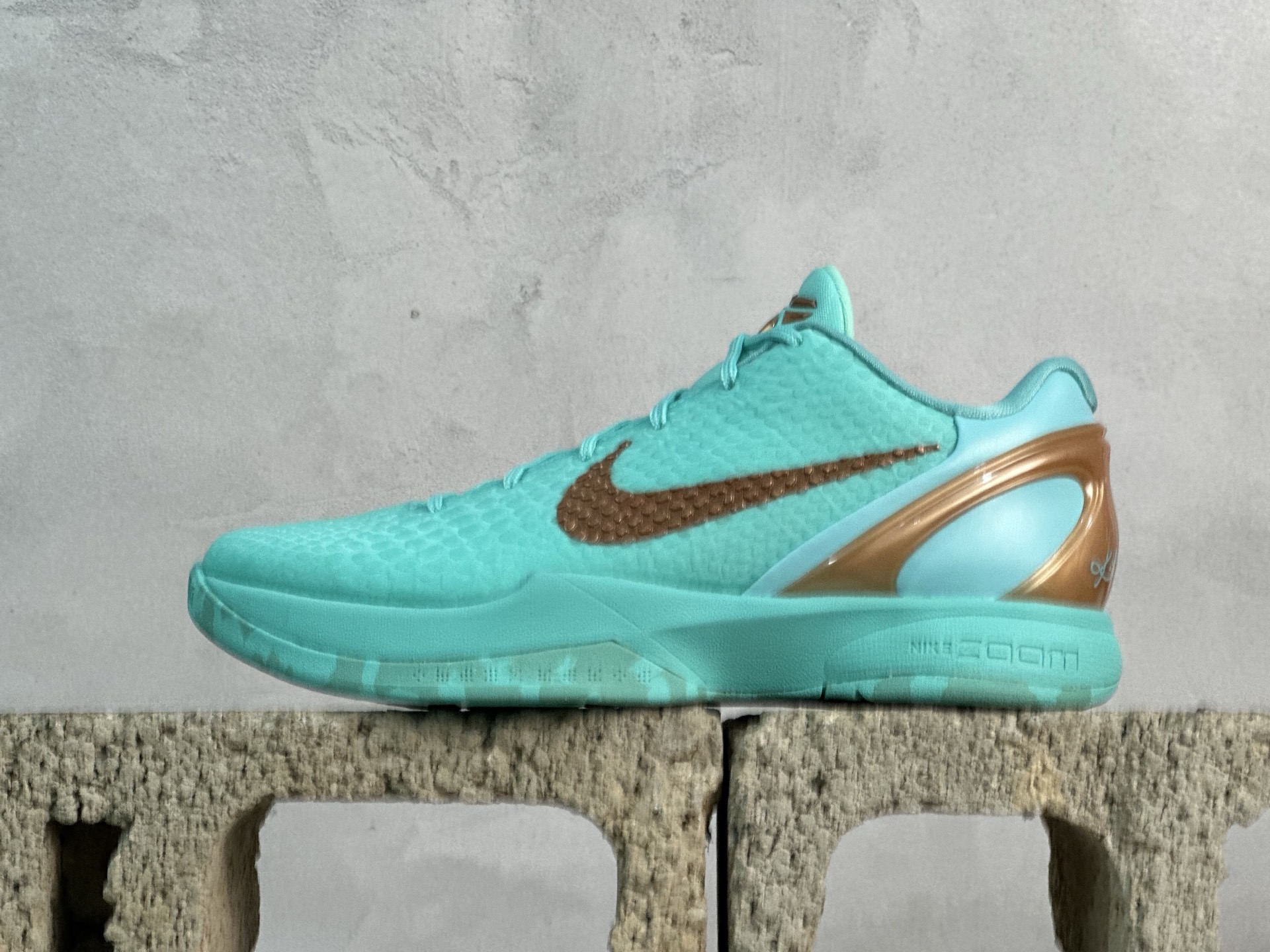GX💰430 放店私
NK Zoom Kobe 6 Protro 科比六代  WNBA全明星PE 圈内顶级批次 完美复刻公司货 前掌超大Zoom Turbo气垫 后掌EVA缓震 真正的原汁原味 还原ZP脚感 全身鞋材卡料色独家定制 唯一正确喷漆工艺Swoosh 正确凹凸蛇鳞工艺 正确鞋面渐变效果 内全置真动飞态线 独立原厂模具 最大尺码达到48.5码 首批不拼图大几率过验 亲测已过 支持各种高强度实战 无需担心 上脚价 补货周期极长 脚宽建议买大半码 科比系列前掌偏窄 尺码：40 40.5 41 42 42.5 43 44 44.5 45 45.5 46 47.5 48.5