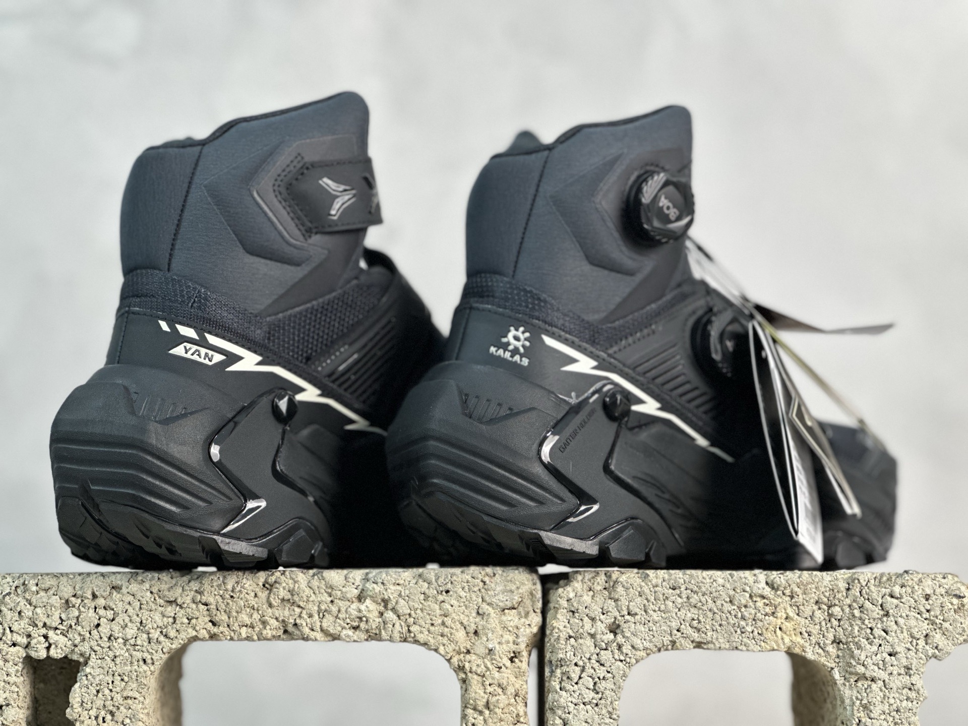 💰370 放店私
TOP版 凯乐石KAILAS YAN GTX HIGH 运动户外登山防水防滑轻量高帮 登山徒步鞋 男码出货
尺码：36-45