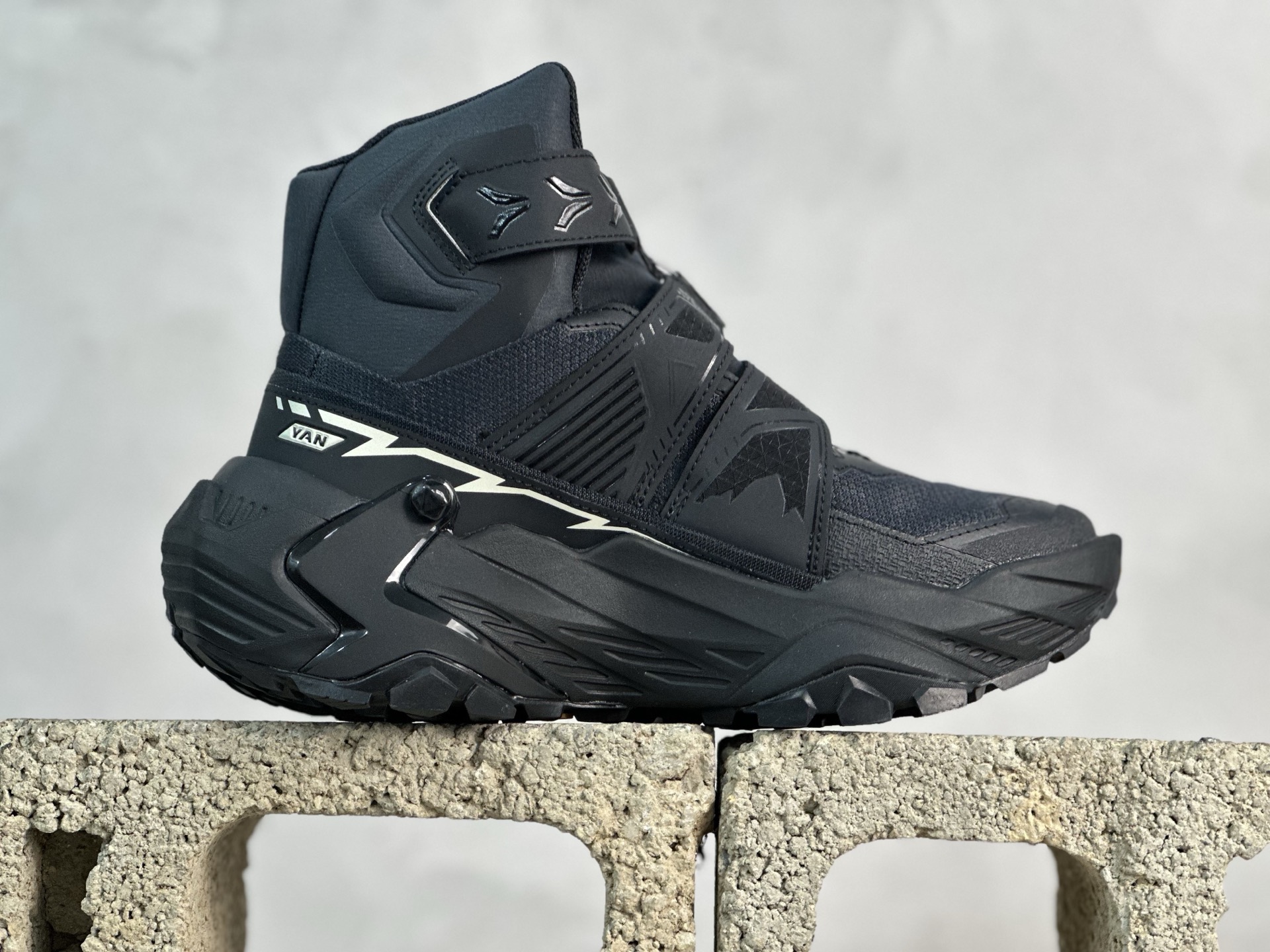 💰370 放店私
TOP版 凯乐石KAILAS YAN GTX HIGH 运动户外登山防水防滑轻量高帮 登山徒步鞋 男码出货
尺码：36-45