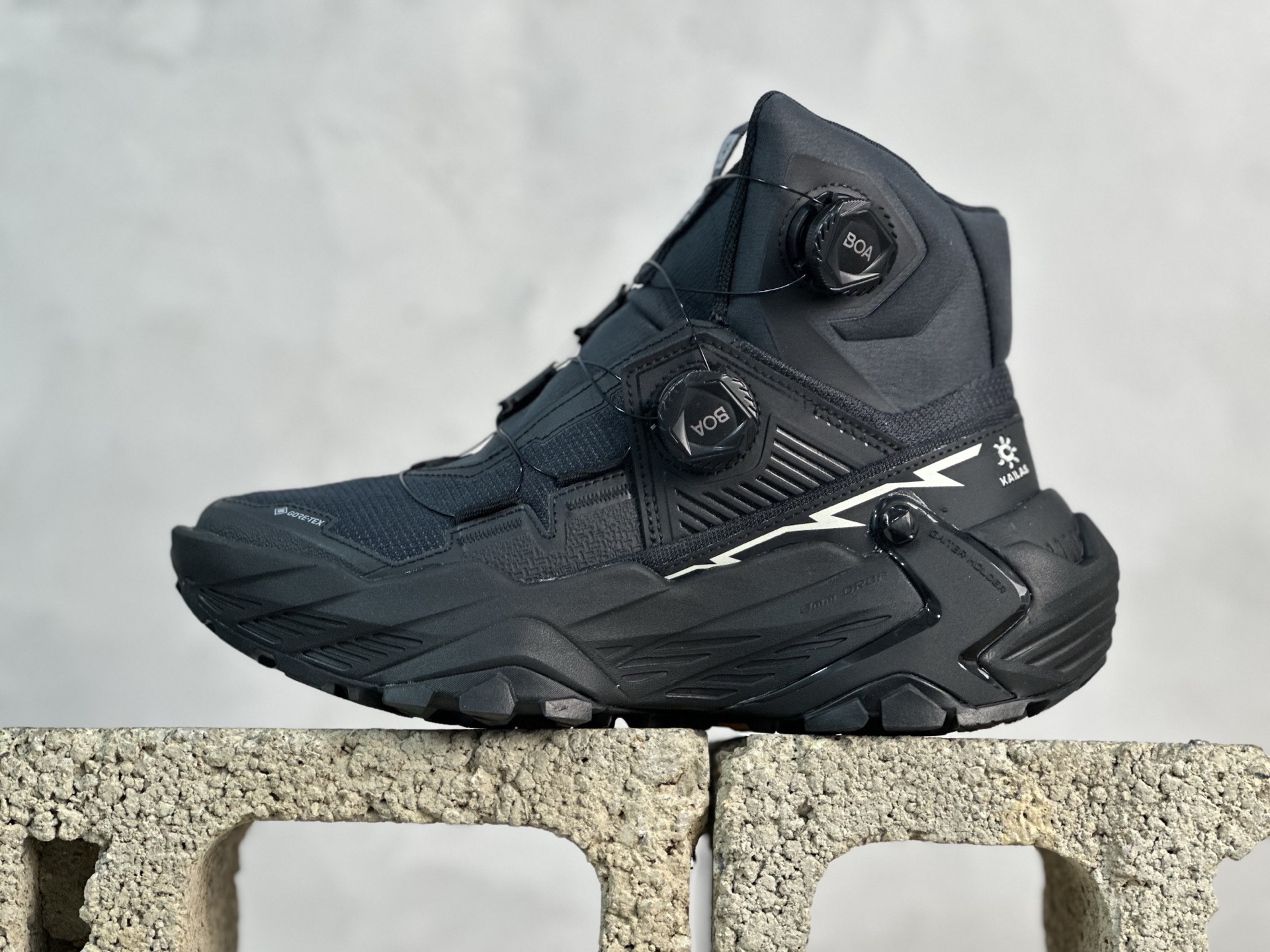 💰370 放店私
TOP版 凯乐石KAILAS YAN GTX HIGH 运动户外登山防水防滑轻量高帮 登山徒步鞋 男码出货
尺码：36-45