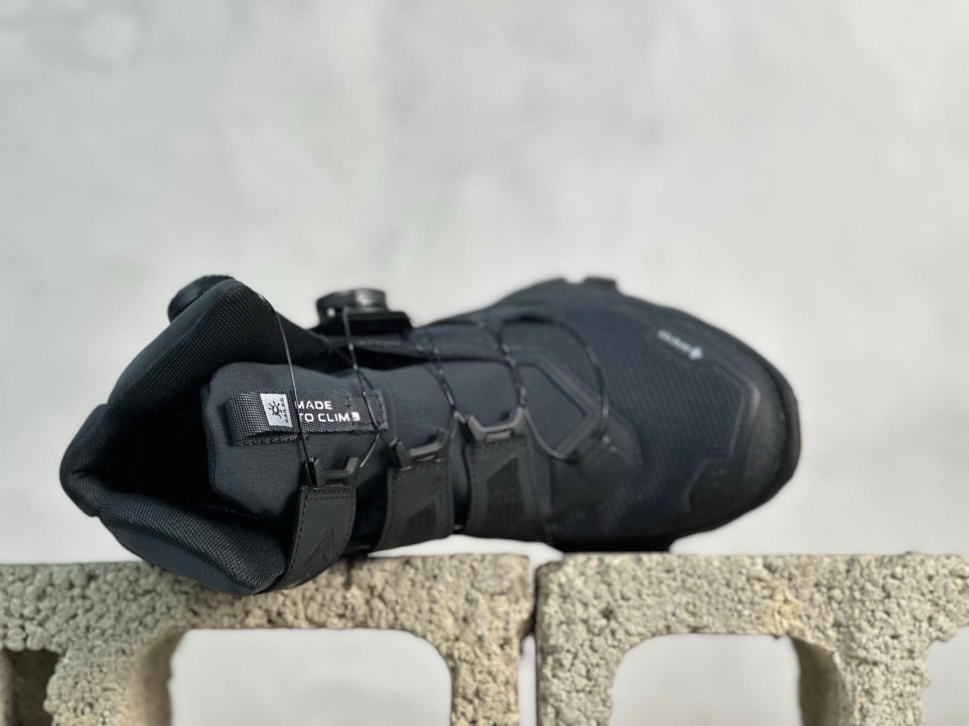 💰370 放店私
TOP版 凯乐石KAILAS YAN GTX HIGH 运动户外登山防水防滑轻量高帮 登山徒步鞋 男码出货
尺码：36-45