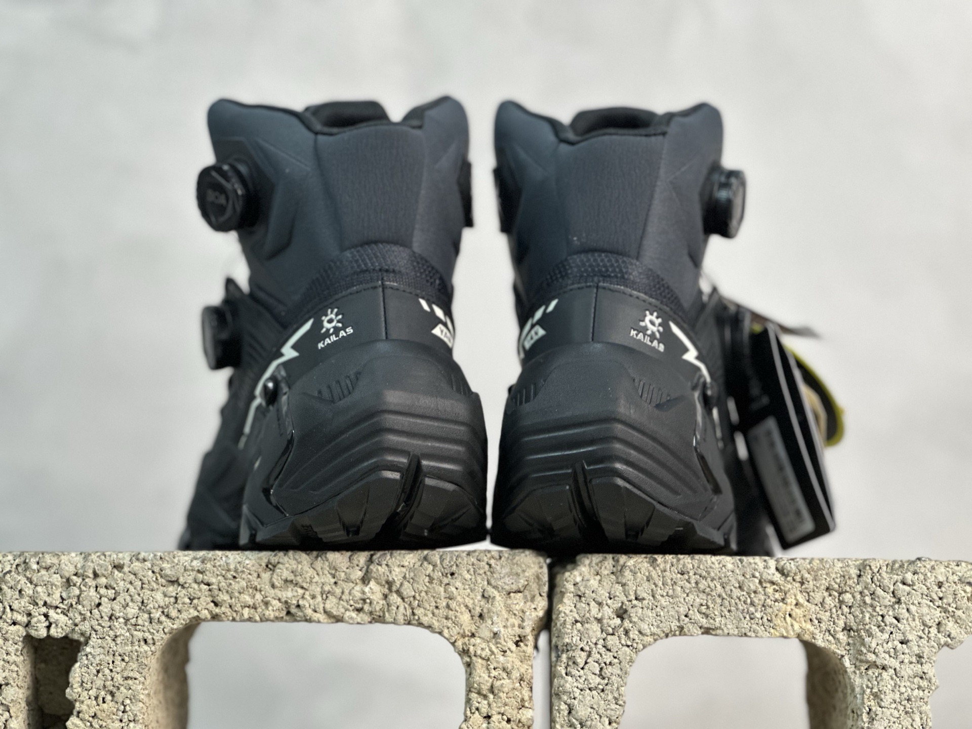 💰370 放店私
TOP版 凯乐石KAILAS YAN GTX HIGH 运动户外登山防水防滑轻量高帮 登山徒步鞋 男码出货
尺码：36-45
