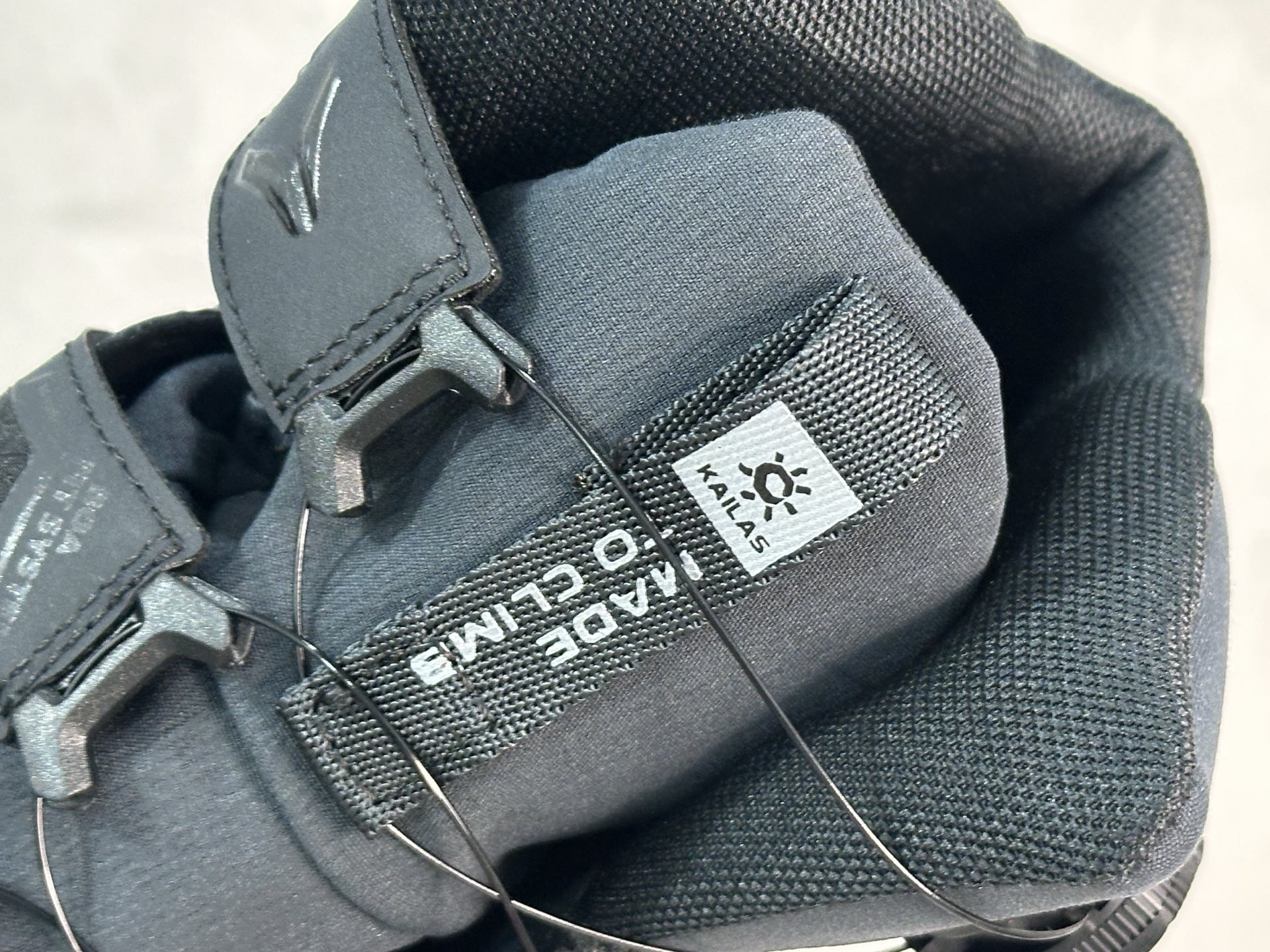 💰370 放店私
TOP版 凯乐石KAILAS YAN GTX HIGH 运动户外登山防水防滑轻量高帮 登山徒步鞋 男码出货
尺码：36-45