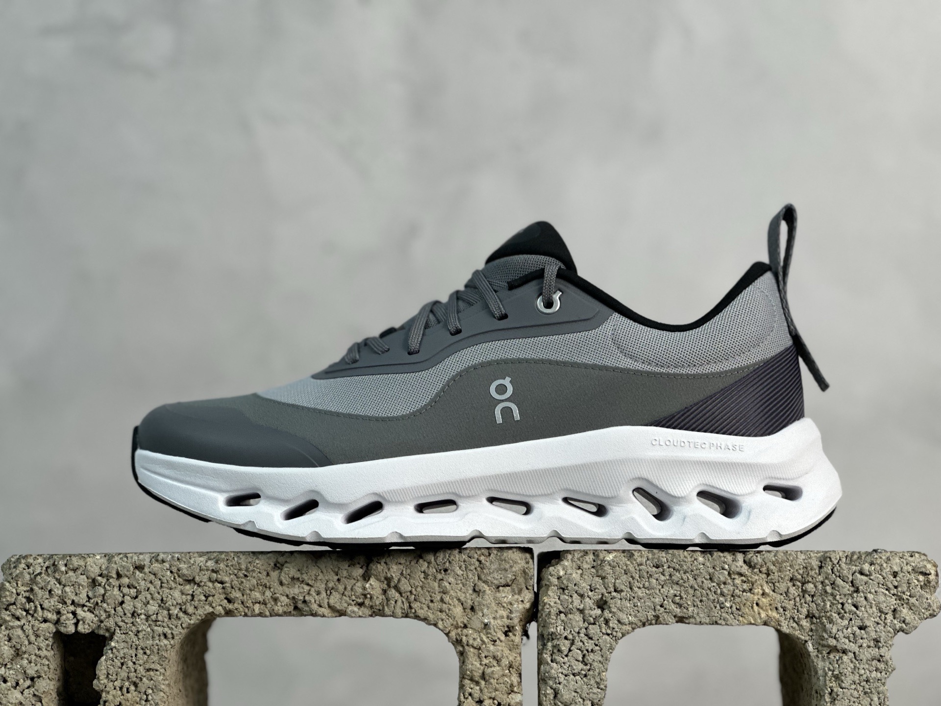 M版💰340 放店私 
Loewe x ON 罗意威昂跑联名 Cloudtilt 2.0 系列 M929282X17-1120 市售最高品质出货 全系列配色均原鞋购入开发打造 全新独立私模 高端零售 外贸平台充正品质 独家定制全套包装 内含防尘袋一个 注意：售后需完整退回 尺码：36 36.5 37 38 38.5 39 40 40.5 41 42 42.5 43 44 44.5 45 46