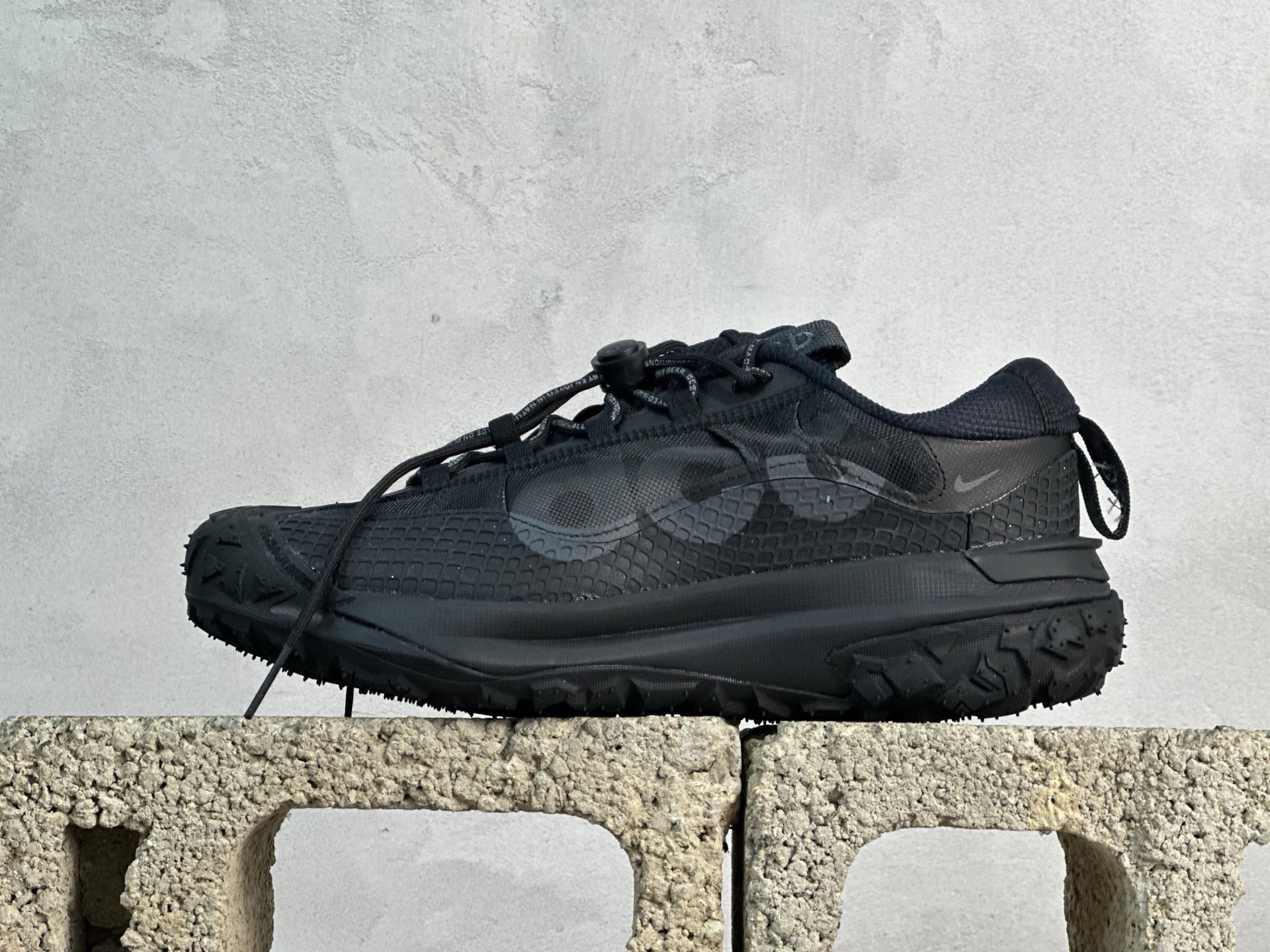 💰190 放店私
Nk ACG Mountain Fly 2 Low GTX SE 户外登山运动鞋
#鞋面采用 GORE-TEX 材料,质地轻盈 耐穿拒水 结合易于抽拉的系带系统,带来个性化穿着体验。粘性橡胶外底铸就适合攀岩的出众抓地力,柔软的 React 泡绵中底缔造非凡舒适感受,无论你是在城市健行,还是在野外攀岩,都能从容应对
尺码:36 36.5 37.5 38 38.5 39 40 40.5 41 42 42.5 43 44 44.5 45 46