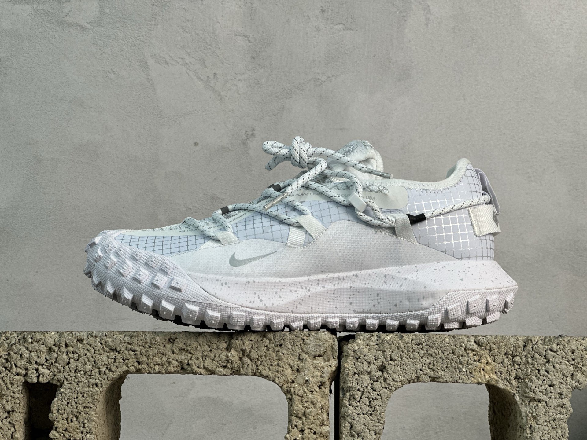 💰160 放店私
ACG MOUNTAIN LOW GTX SE 复古潮流户外登山鞋防水慢跑鞋 
全新来袭 该款沿袭前代高帮版型的设计传统 轻盈鞋面结合灵巧的脚踝包裹设计 为双足打造出一体化的舒适脚感 助力轻松畅行 中底融入柔软的React泡棉与Vaporfiy 科技 让你在岩石小径徒步时也像行走在都市般轻松舒适 粘性橡胶大底铸就了攀岩级别的出众抓地力 助你从容面对各种环境挑战 
SIZE：36 36.5 37.5 38 38.5 39 40 40.5 41 42 42.5 43 44 44.5 45