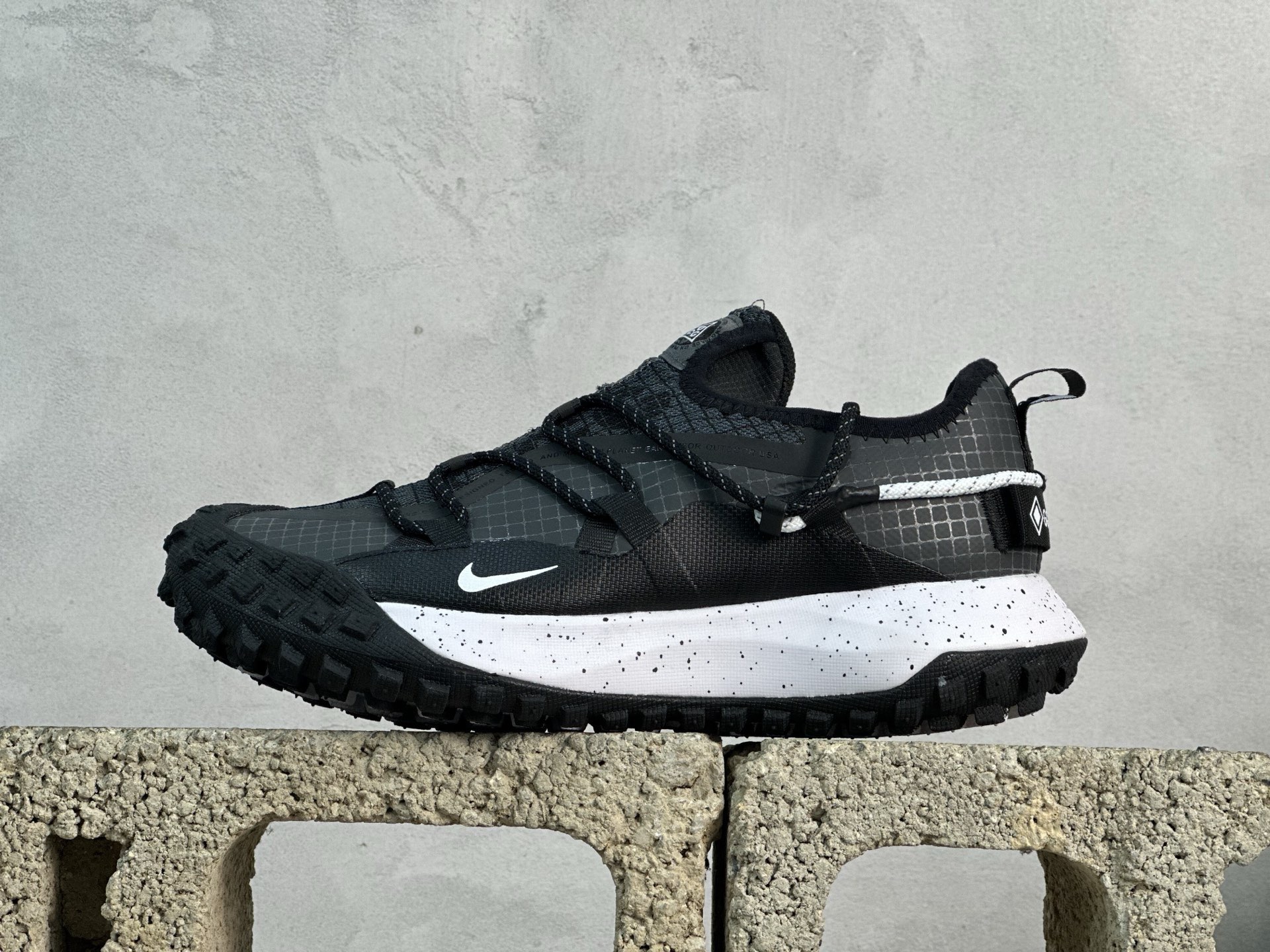 💰160 放店私
ACG MOUNTAIN LOW GTX SE 复古潮流户外登山鞋防水慢跑鞋 
全新来袭 该款沿袭前代高帮版型的设计传统 轻盈鞋面结合灵巧的脚踝包裹设计 为双足打造出一体化的舒适脚感 助力轻松畅行 中底融入柔软的React泡棉与Vaporfiy 科技 让你在岩石小径徒步时也像行走在都市般轻松舒适 粘性橡胶大底铸就了攀岩级别的出众抓地力 助你从容面对各种环境挑战 
SIZE：36 36.5 37.5 38 38.5 39 40 40.5 41 42 42.5 43 44 44.5 45