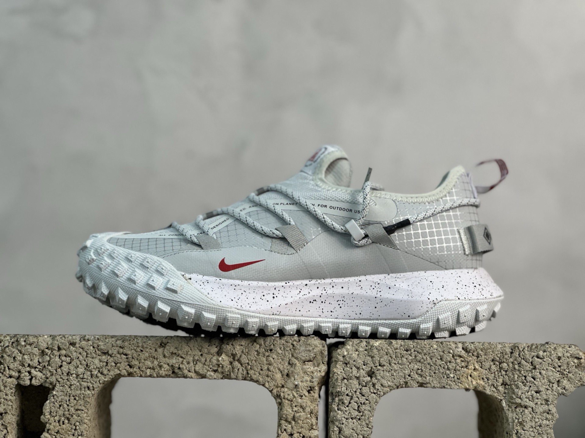 💰160 放店私
ACG MOUNTAIN LOW GTX SE 复古潮流户外登山鞋防水慢跑鞋 
全新来袭 该款沿袭前代高帮版型的设计传统 轻盈鞋面结合灵巧的脚踝包裹设计 为双足打造出一体化的舒适脚感 助力轻松畅行 中底融入柔软的React泡棉与Vaporfiy 科技 让你在岩石小径徒步时也像行走在都市般轻松舒适 粘性橡胶大底铸就了攀岩级别的出众抓地力 助你从容面对各种环境挑战 
SIZE：36 36.5 37.5 38 38.5 39 40 40.5 41 42 42.5 43 44 44.5 45