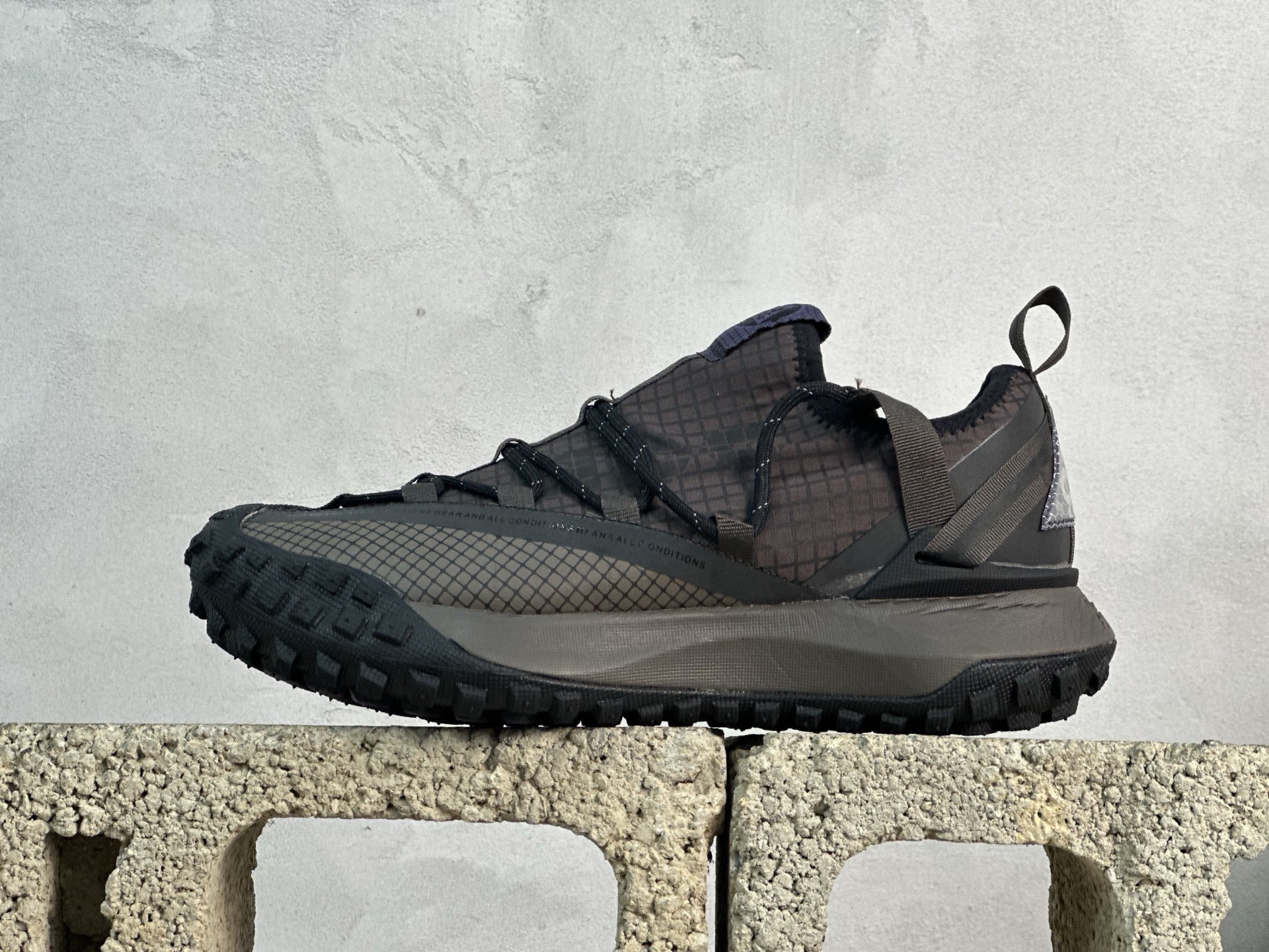 💰160 放店私
ACG MOUNTAIN LOW GTX SE 复古潮流户外登山鞋防水慢跑鞋 
全新来袭 该款沿袭前代高帮版型的设计传统 轻盈鞋面结合灵巧的脚踝包裹设计 为双足打造出一体化的舒适脚感 助力轻松畅行 中底融入柔软的React泡棉与Vaporfiy 科技 让你在岩石小径徒步时也像行走在都市般轻松舒适 粘性橡胶大底铸就了攀岩级别的出众抓地力 助你从容面对各种环境挑战 
SIZE：36 36.5 37.5 38 38.5 39 40 40.5 41 42 42.5 43 44 44.5 45