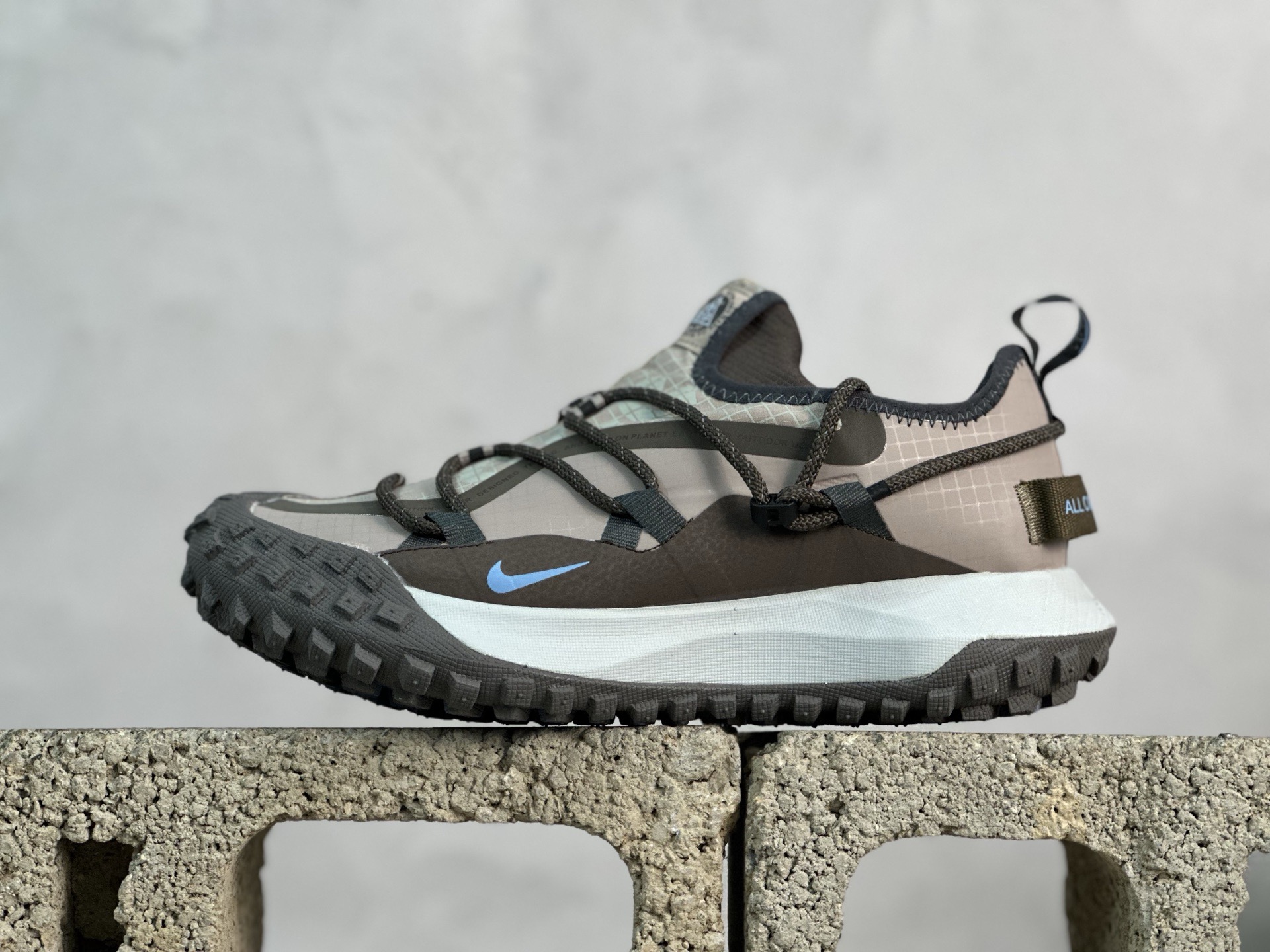 💰160 放店私
ACG MOUNTAIN LOW GTX SE 复古潮流户外登山鞋防水慢跑鞋 
全新来袭 该款沿袭前代高帮版型的设计传统 轻盈鞋面结合灵巧的脚踝包裹设计 为双足打造出一体化的舒适脚感 助力轻松畅行 中底融入柔软的React泡棉与Vaporfiy 科技 让你在岩石小径徒步时也像行走在都市般轻松舒适 粘性橡胶大底铸就了攀岩级别的出众抓地力 助你从容面对各种环境挑战 
SIZE：36 36.5 37.5 38 38.5 39 40 40.5 41 42 42.5 43 44 44.5 45