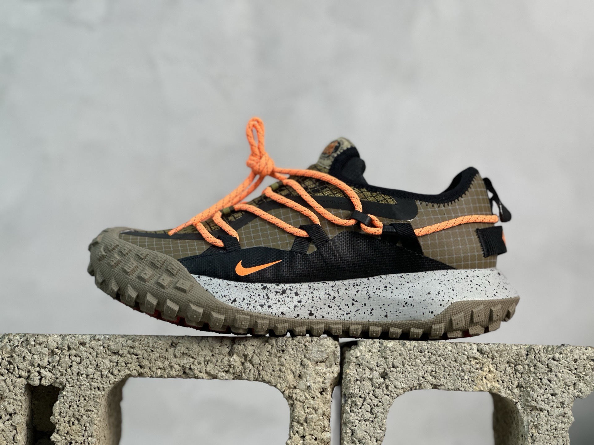 💰160 放店私
ACG MOUNTAIN LOW GTX SE 复古潮流户外登山鞋防水慢跑鞋 
全新来袭 该款沿袭前代高帮版型的设计传统 轻盈鞋面结合灵巧的脚踝包裹设计 为双足打造出一体化的舒适脚感 助力轻松畅行 中底融入柔软的React泡棉与Vaporfiy 科技 让你在岩石小径徒步时也像行走在都市般轻松舒适 粘性橡胶大底铸就了攀岩级别的出众抓地力 助你从容面对各种环境挑战 
SIZE：36 36.5 37.5 38 38.5 39 40 40.5 41 42 42.5 43 44 44.5 45