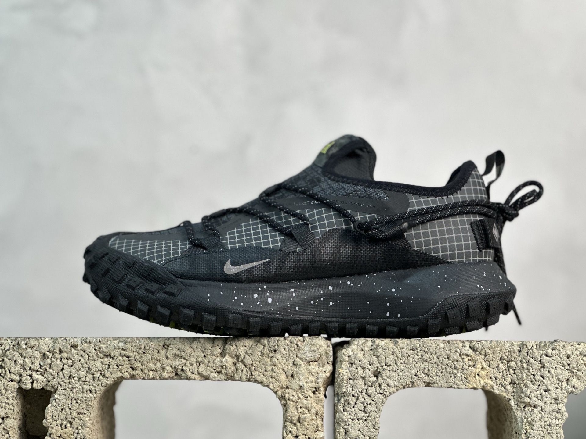 💰160 放店私
ACG MOUNTAIN LOW GTX SE 复古潮流户外登山鞋防水慢跑鞋 
全新来袭 该款沿袭前代高帮版型的设计传统 轻盈鞋面结合灵巧的脚踝包裹设计 为双足打造出一体化的舒适脚感 助力轻松畅行 中底融入柔软的React泡棉与Vaporfiy 科技 让你在岩石小径徒步时也像行走在都市般轻松舒适 粘性橡胶大底铸就了攀岩级别的出众抓地力 助你从容面对各种环境挑战 
SIZE：36 36.5 37.5 38 38.5 39 40 40.5 41 42 42.5 43 44 44.5 45