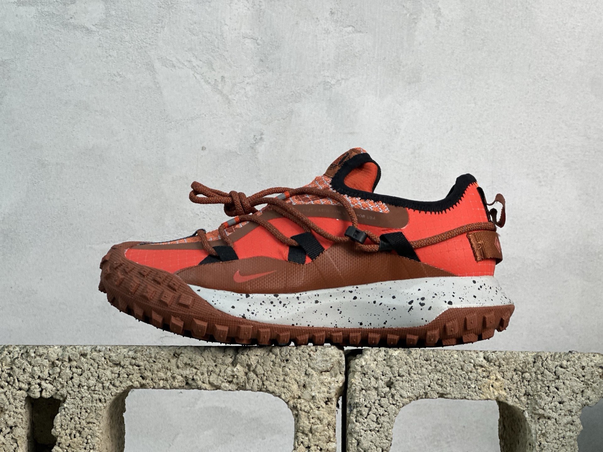 💰160 放店私
ACG MOUNTAIN LOW GTX SE 复古潮流户外登山鞋防水慢跑鞋 
全新来袭 该款沿袭前代高帮版型的设计传统 轻盈鞋面结合灵巧的脚踝包裹设计 为双足打造出一体化的舒适脚感 助力轻松畅行 中底融入柔软的React泡棉与Vaporfiy 科技 让你在岩石小径徒步时也像行走在都市般轻松舒适 粘性橡胶大底铸就了攀岩级别的出众抓地力 助你从容面对各种环境挑战 
SIZE：36 36.5 37.5 38 38.5 39 40 40.5 41 42 42.5 43 44 44.5 45