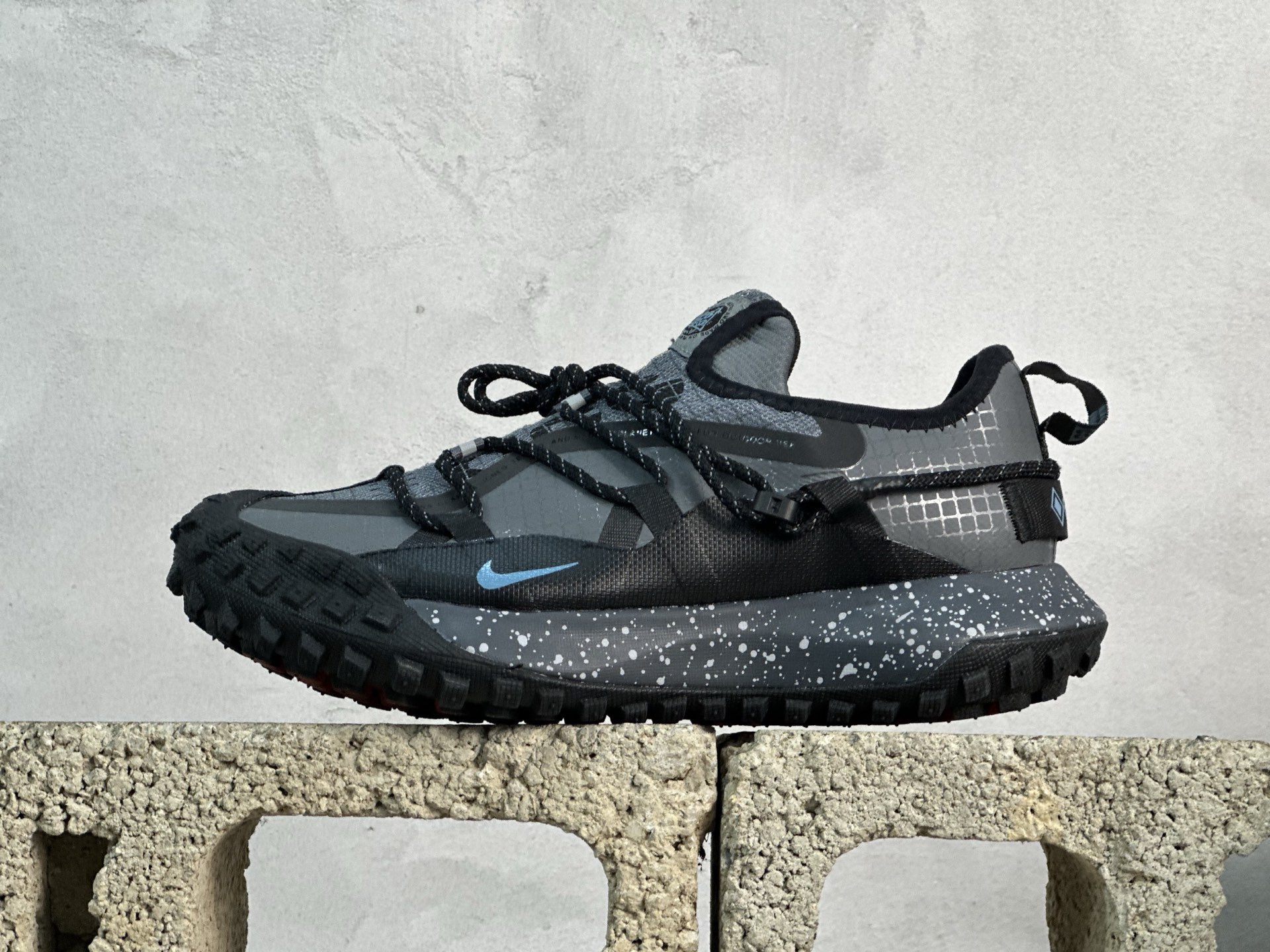 💰160 放店私
ACG MOUNTAIN LOW GTX SE 复古潮流户外登山鞋防水慢跑鞋 
全新来袭 该款沿袭前代高帮版型的设计传统 轻盈鞋面结合灵巧的脚踝包裹设计 为双足打造出一体化的舒适脚感 助力轻松畅行 中底融入柔软的React泡棉与Vaporfiy 科技 让你在岩石小径徒步时也像行走在都市般轻松舒适 粘性橡胶大底铸就了攀岩级别的出众抓地力 助你从容面对各种环境挑战 
SIZE：36 36.5 37.5 38 38.5 39 40 40.5 41 42 42.5 43 44 44.5 45