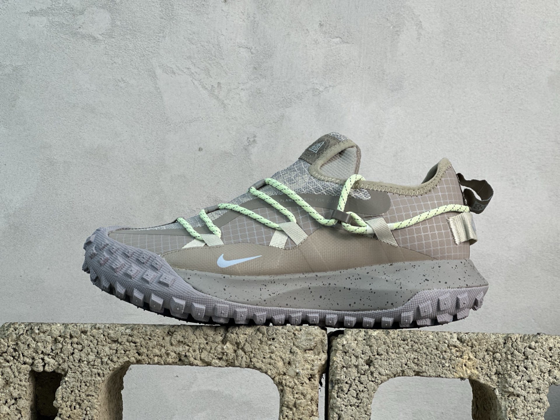 💰160 放店私
ACG MOUNTAIN LOW GTX SE 复古潮流户外登山鞋防水慢跑鞋 
全新来袭 该款沿袭前代高帮版型的设计传统 轻盈鞋面结合灵巧的脚踝包裹设计 为双足打造出一体化的舒适脚感 助力轻松畅行 中底融入柔软的React泡棉与Vaporfiy 科技 让你在岩石小径徒步时也像行走在都市般轻松舒适 粘性橡胶大底铸就了攀岩级别的出众抓地力 助你从容面对各种环境挑战 
SIZE：36 36.5 37.5 38 38.5 39 40 40.5 41 42 42.5 43 44 44.5 45