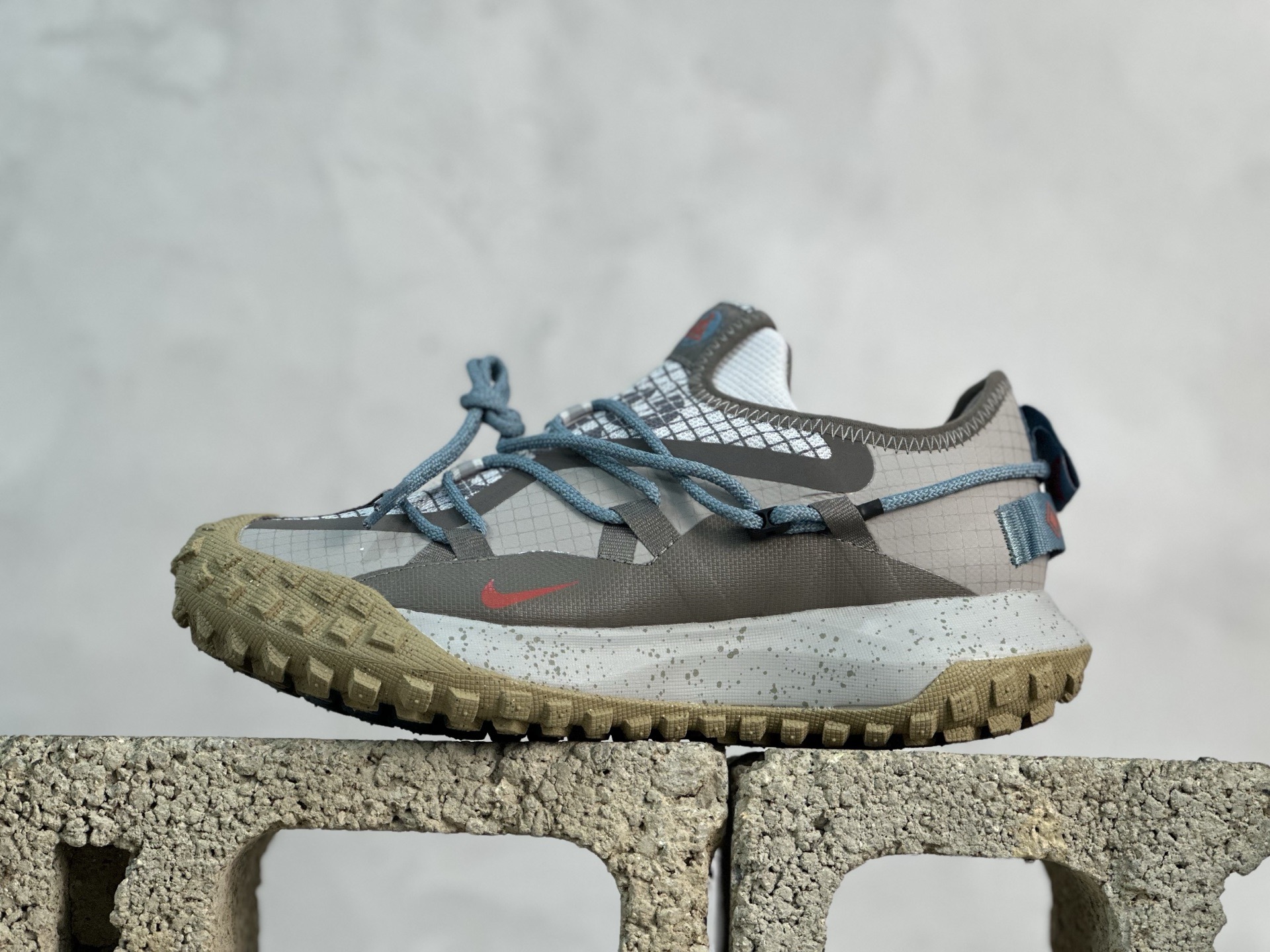 💰160 放店私
ACG MOUNTAIN LOW GTX SE 复古潮流户外登山鞋防水慢跑鞋 
全新来袭 该款沿袭前代高帮版型的设计传统 轻盈鞋面结合灵巧的脚踝包裹设计 为双足打造出一体化的舒适脚感 助力轻松畅行 中底融入柔软的React泡棉与Vaporfiy 科技 让你在岩石小径徒步时也像行走在都市般轻松舒适 粘性橡胶大底铸就了攀岩级别的出众抓地力 助你从容面对各种环境挑战 
SIZE：36 36.5 37.5 38 38.5 39 40 40.5 41 42 42.5 43 44 44.5 45