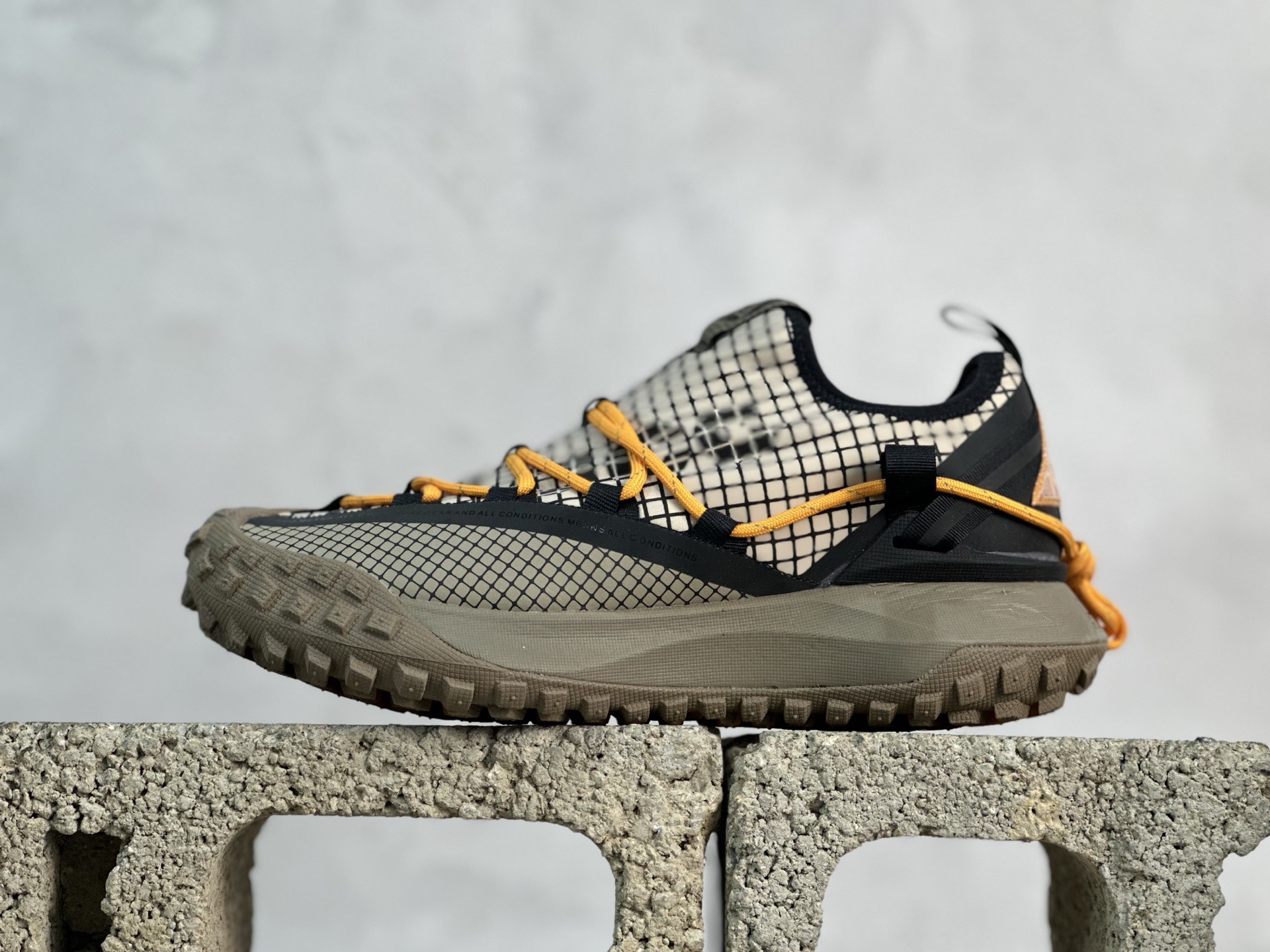 💰160 放店私
ACG MOUNTAIN LOW GTX SE 复古潮流户外登山鞋防水慢跑鞋 
全新来袭 该款沿袭前代高帮版型的设计传统 轻盈鞋面结合灵巧的脚踝包裹设计 为双足打造出一体化的舒适脚感 助力轻松畅行 中底融入柔软的React泡棉与Vaporfiy 科技 让你在岩石小径徒步时也像行走在都市般轻松舒适 粘性橡胶大底铸就了攀岩级别的出众抓地力 助你从容面对各种环境挑战 
SIZE：36 36.5 37.5 38 38.5 39 40 40.5 41 42 42.5 43 44 44.5 45